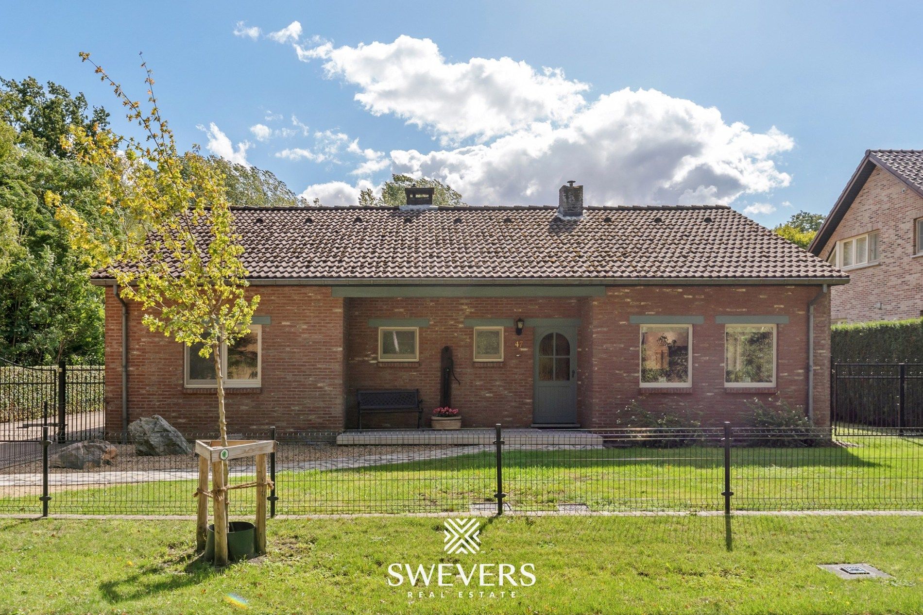 Verzorgde woning met 3 slaapkamers en rustig gelegen op zonnig perceel van 42a foto {{pictureIndex}}