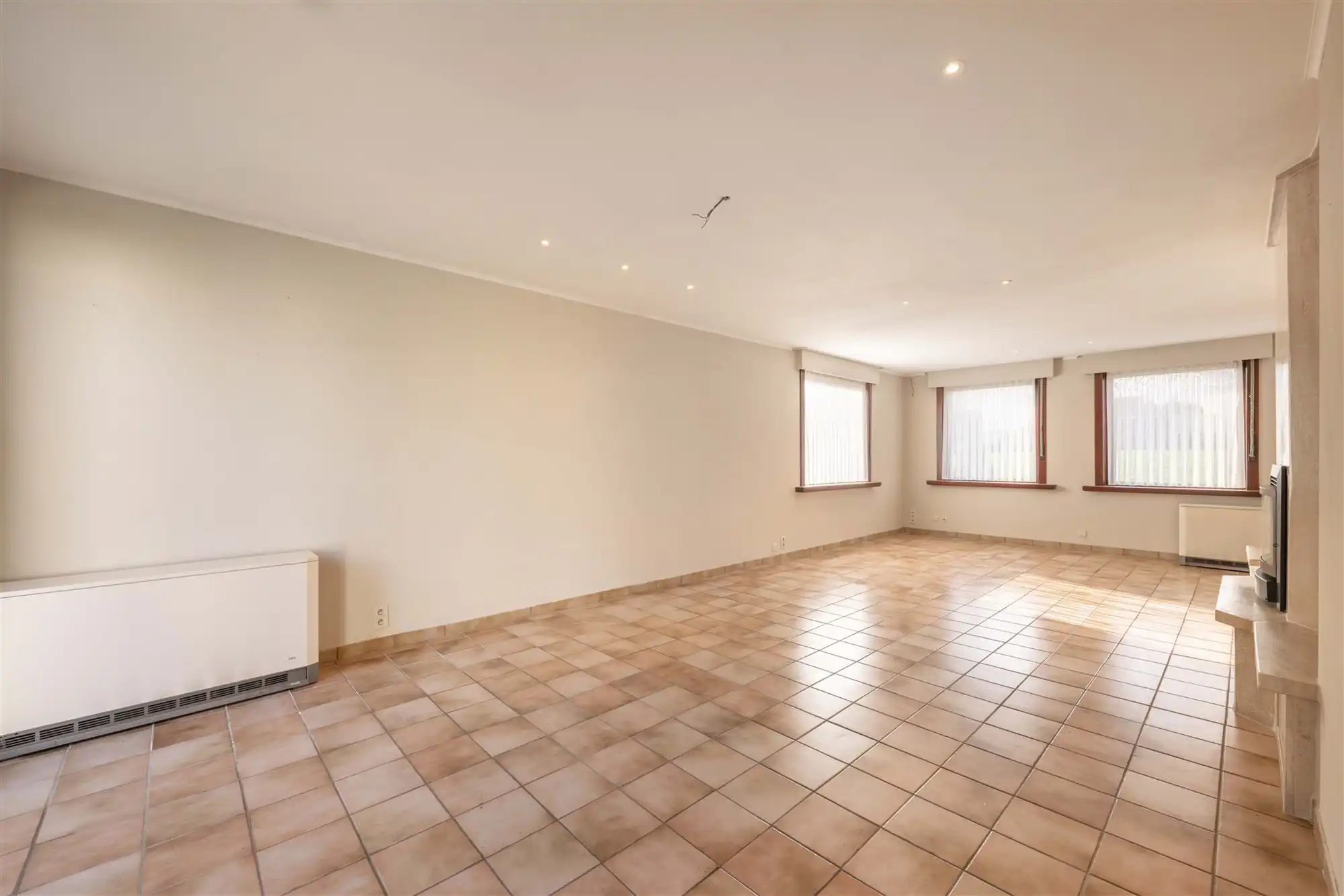 Kloeke halfopen woning met 2 garages en tuin foto 7