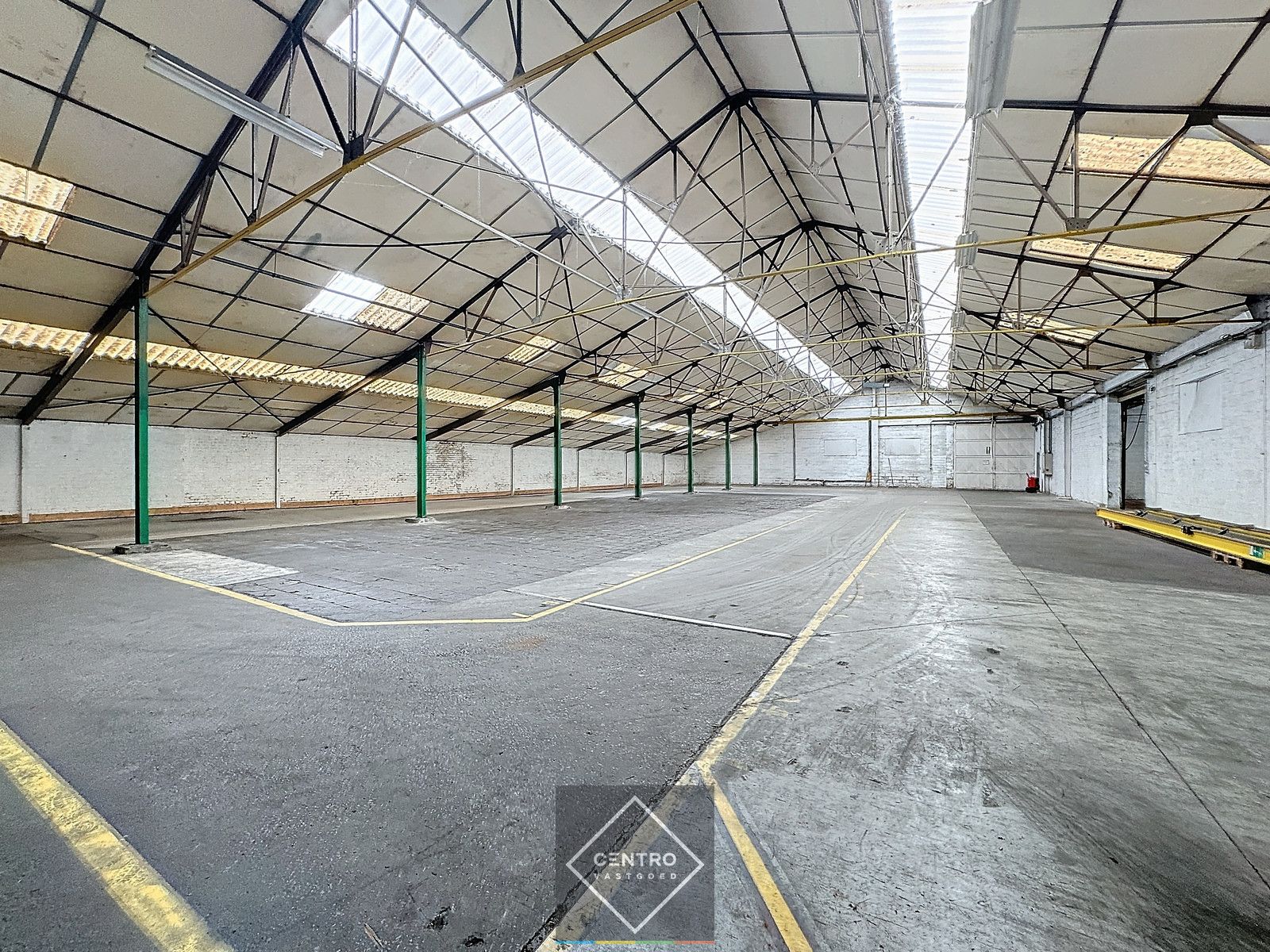 Loodsen (1.550m²) met ruim VERHARD BUITENTERREIN van circa 2.400m² op interessante ligging te Roeselare! foto 8