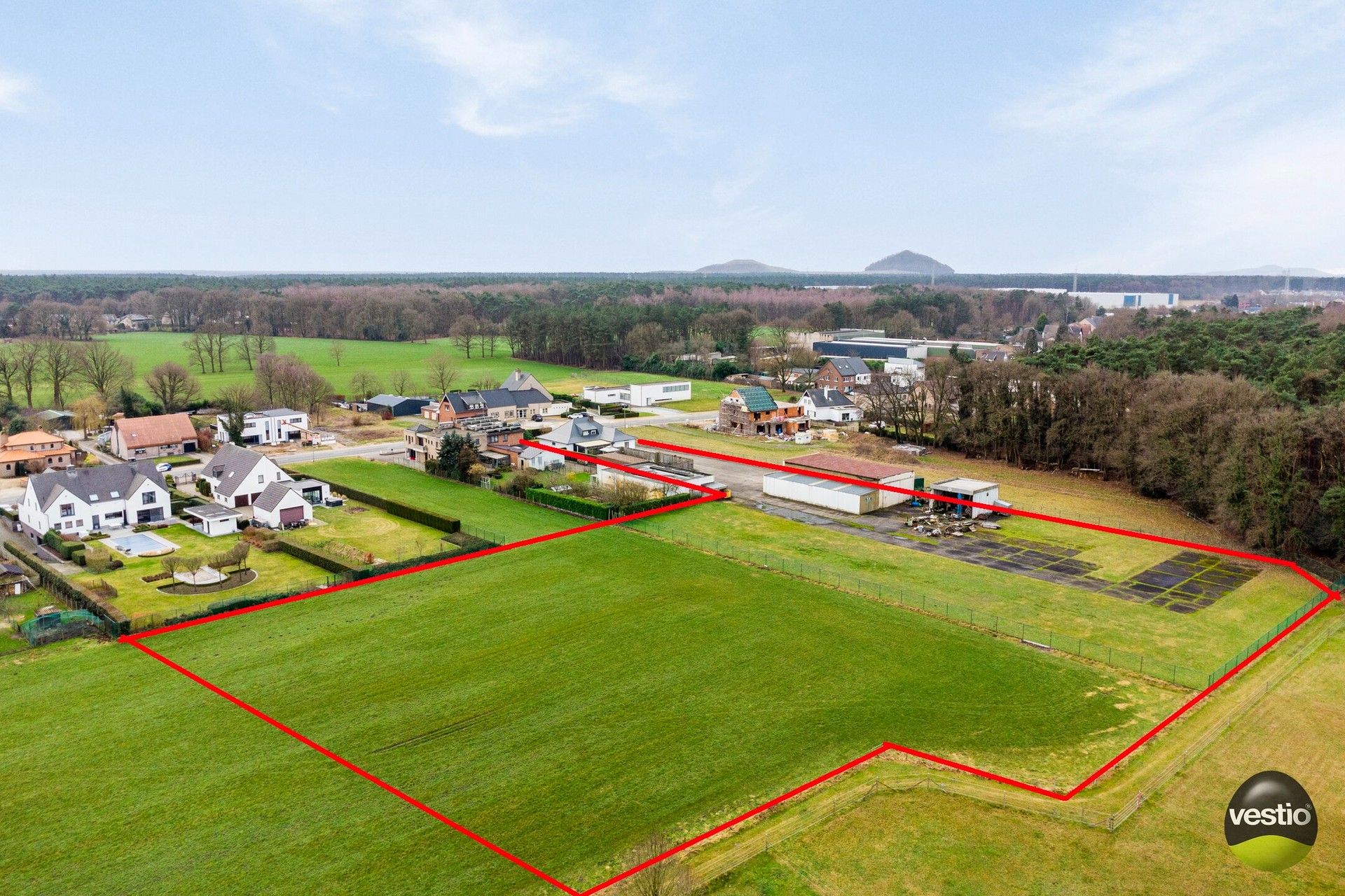 RUIME VILLA MET 430 M² WERKPLAATSEN OP 1,2 HECTARE foto 3