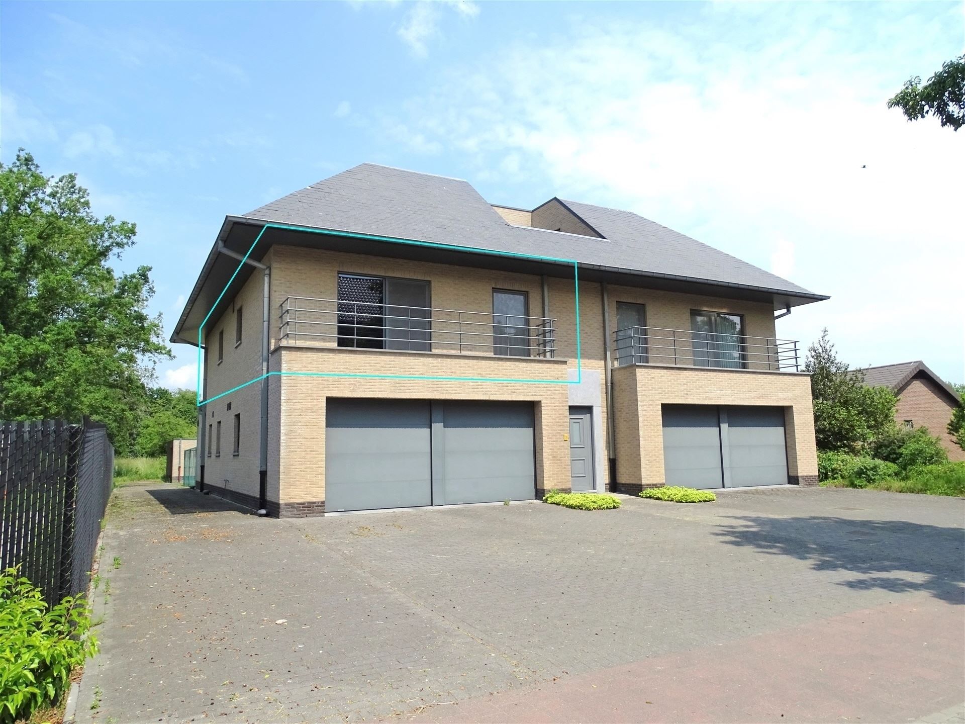 Groot en lichtrijk appartement met 2 slaapkamers, 2 terrassen, ruime kelderberging en garagebox foto 1