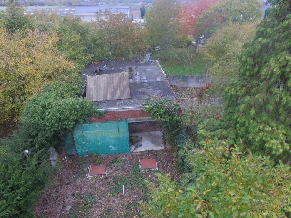 Te renoveren woning met magazijn en tweede oprit! foto 3