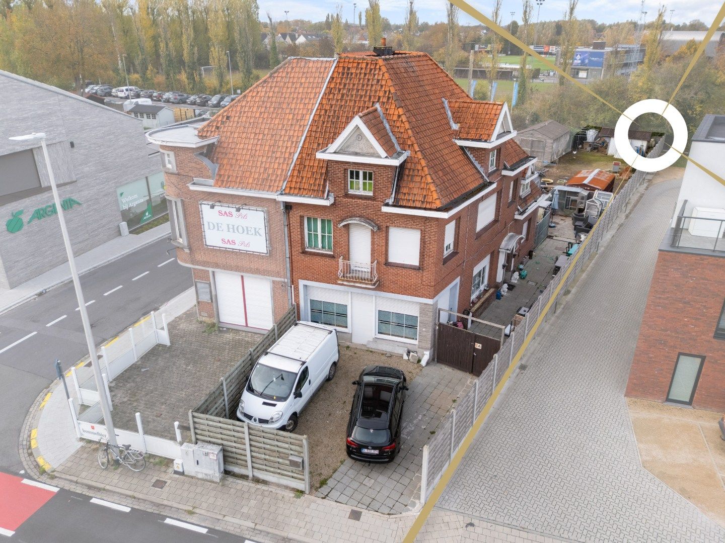 Hoofdfoto van de publicatie: Te renoveren halfopen woning met 3 slaapkamers op 553 m²