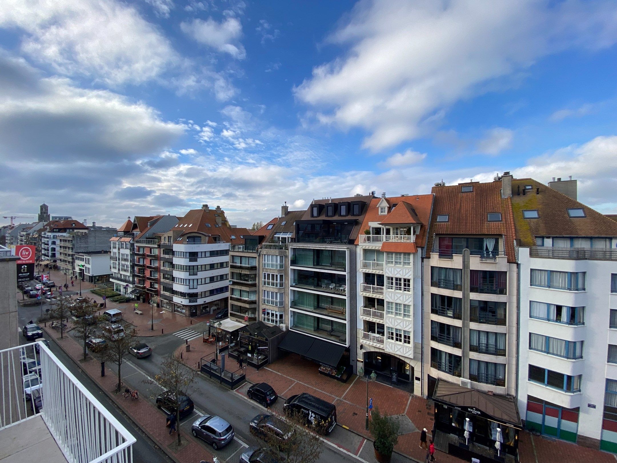 GEMEUBELD - Duplex appartement met 3 volwaardige slaapkamers en twee ruime zongerichte terrassen met open zichten, gelegen aan de zonnekant van de Lippenslaan.  foto 26