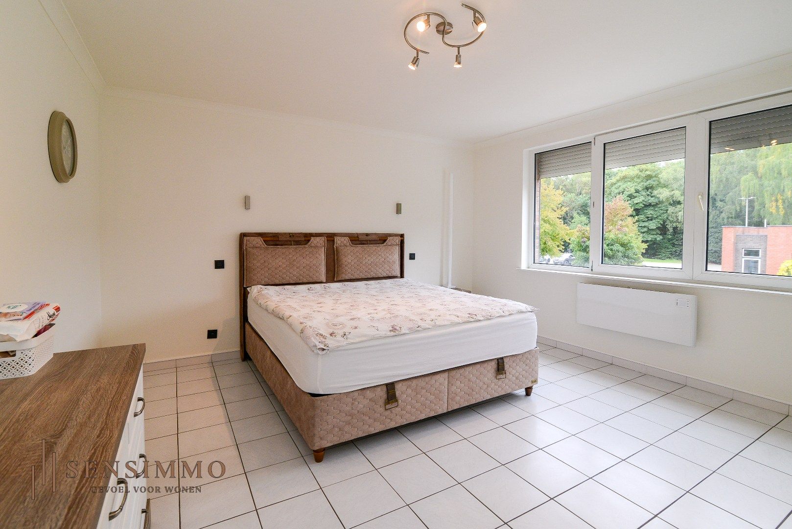 Gerenoveerd appartement met terras en 2 slaapkamers in Genk foto 9