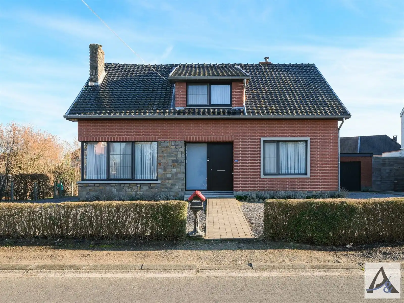 Te renoveren woning met potentieel in rustige buurt foto 2