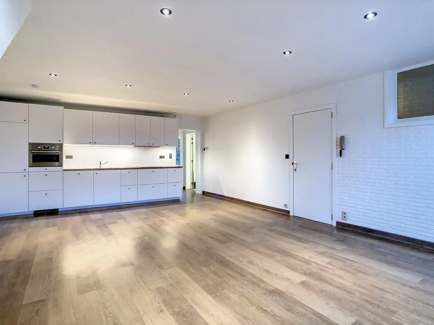 Rustig gelegen volledig vernieuwd appartement met 2 ruime slaapkamers vlakbij Leuven - EPC 237 kWh/m² - bewoonbare oppervlakte 72 m²    foto {{pictureIndex}}