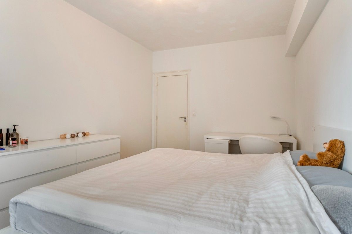 Goed onderhouden, ruim twee slaapkamer appartement met terras foto 9