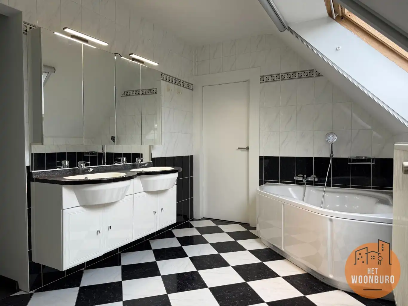 Woning halfopen bebouwing met garage, ruime kelder en tuin foto 9