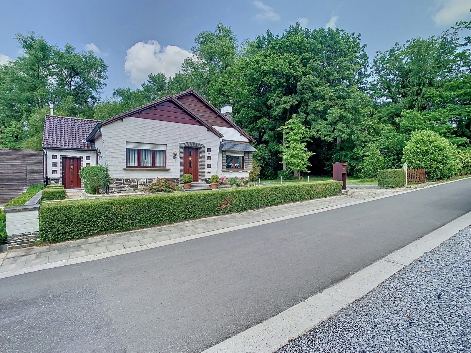 Hoofdfoto van de publicatie: Woning met 2 SLPK, garages en riante tuin, op Toplocatie!