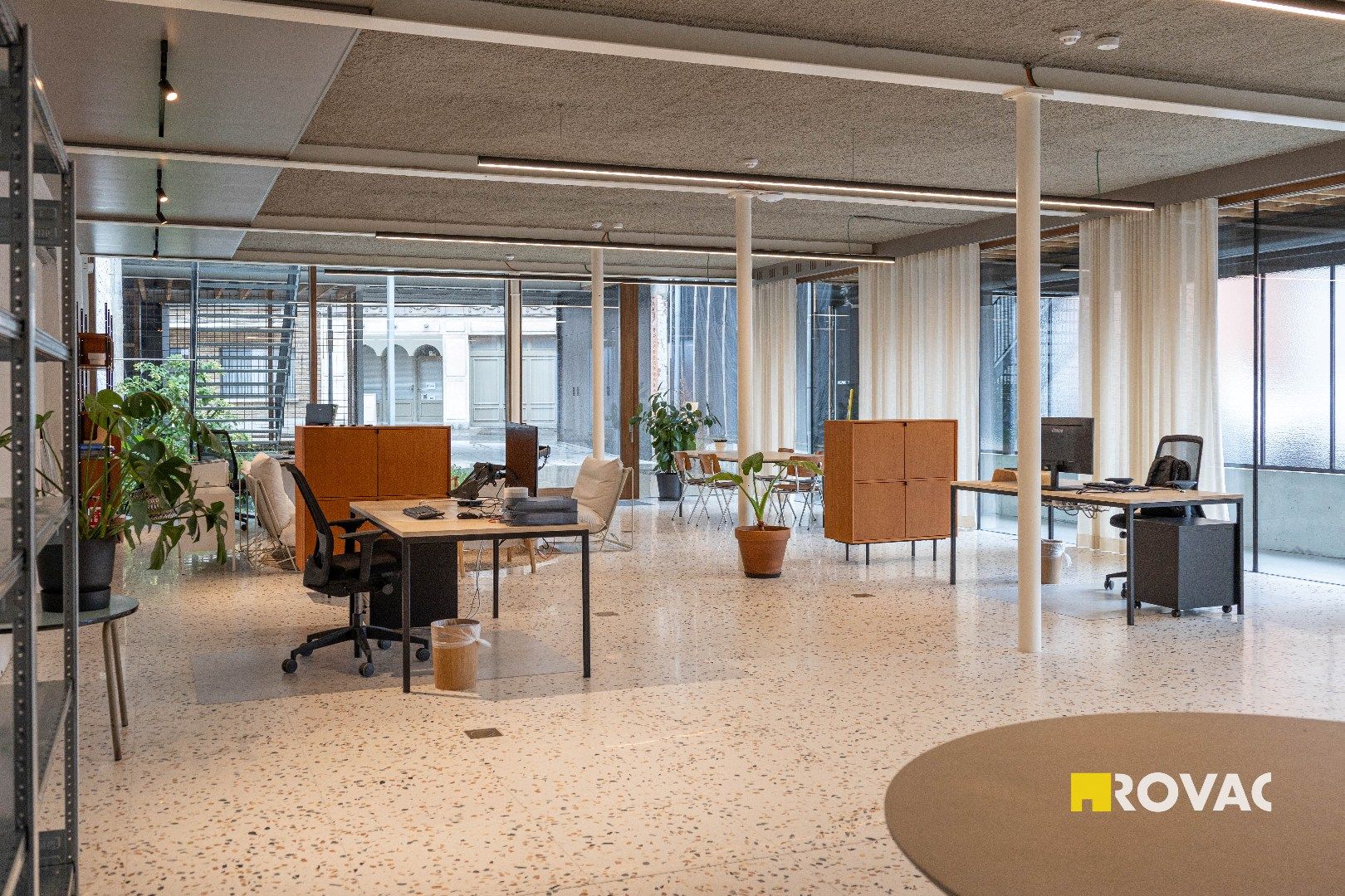 Stijlvolle en instapklare kantoorruimtes met binnentuin in centrum Izegem foto 2