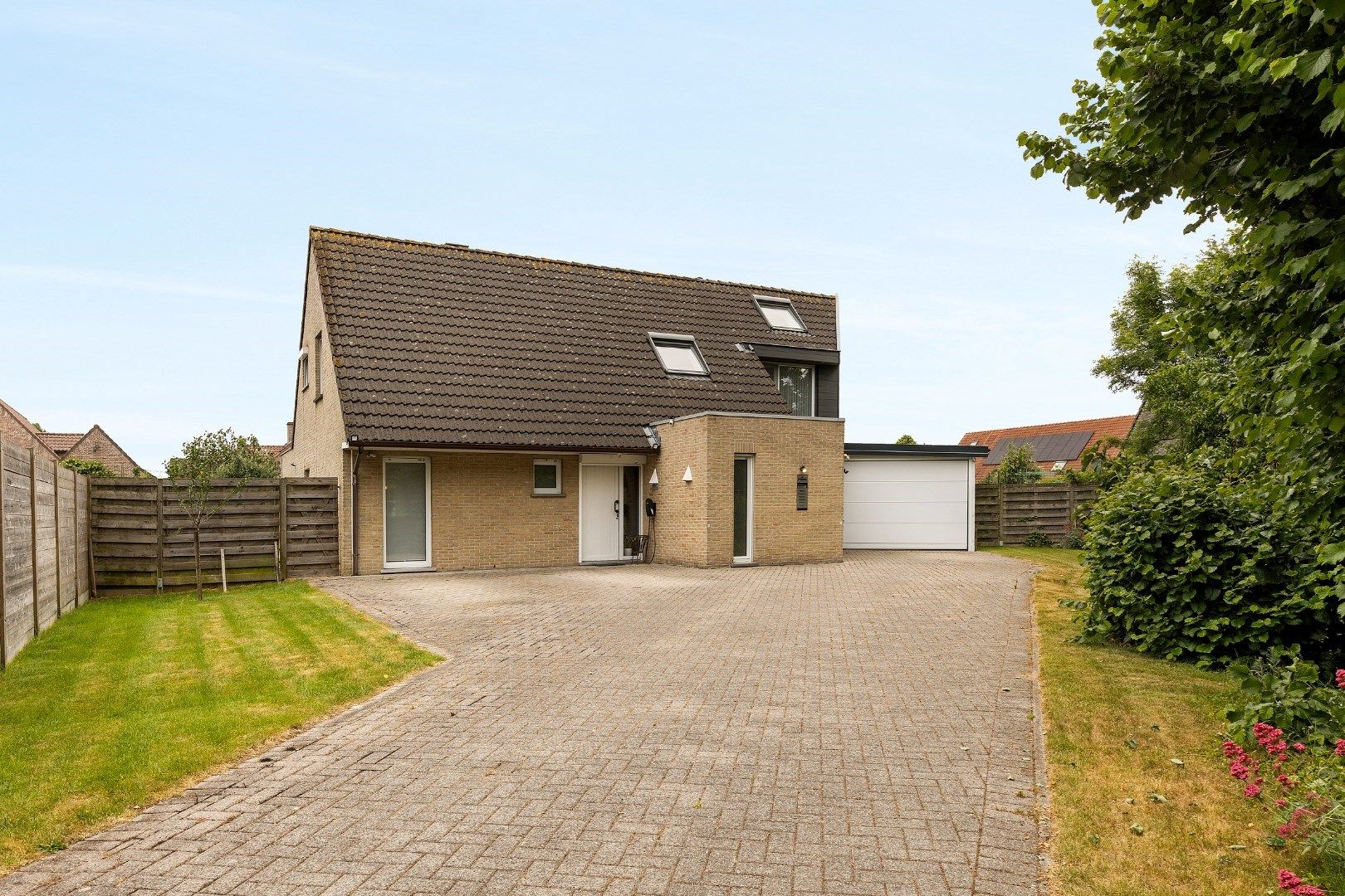 KANTOOR/PRAKTIJK + WOONST MET TUIN EN ZWEMBAD foto 12