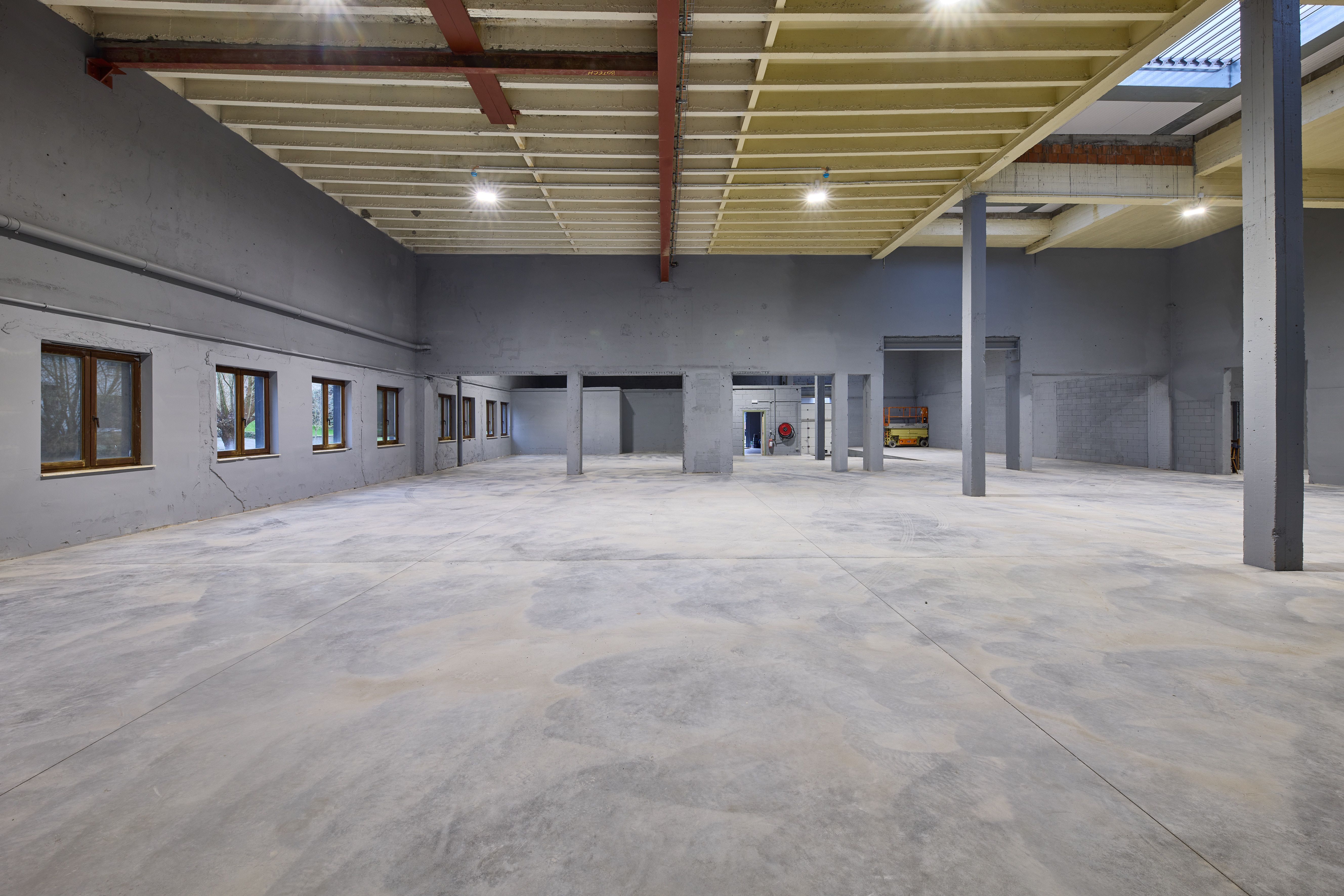 GERENOVEERDE MAGAZIJNUNIT 1200 M2 foto 33