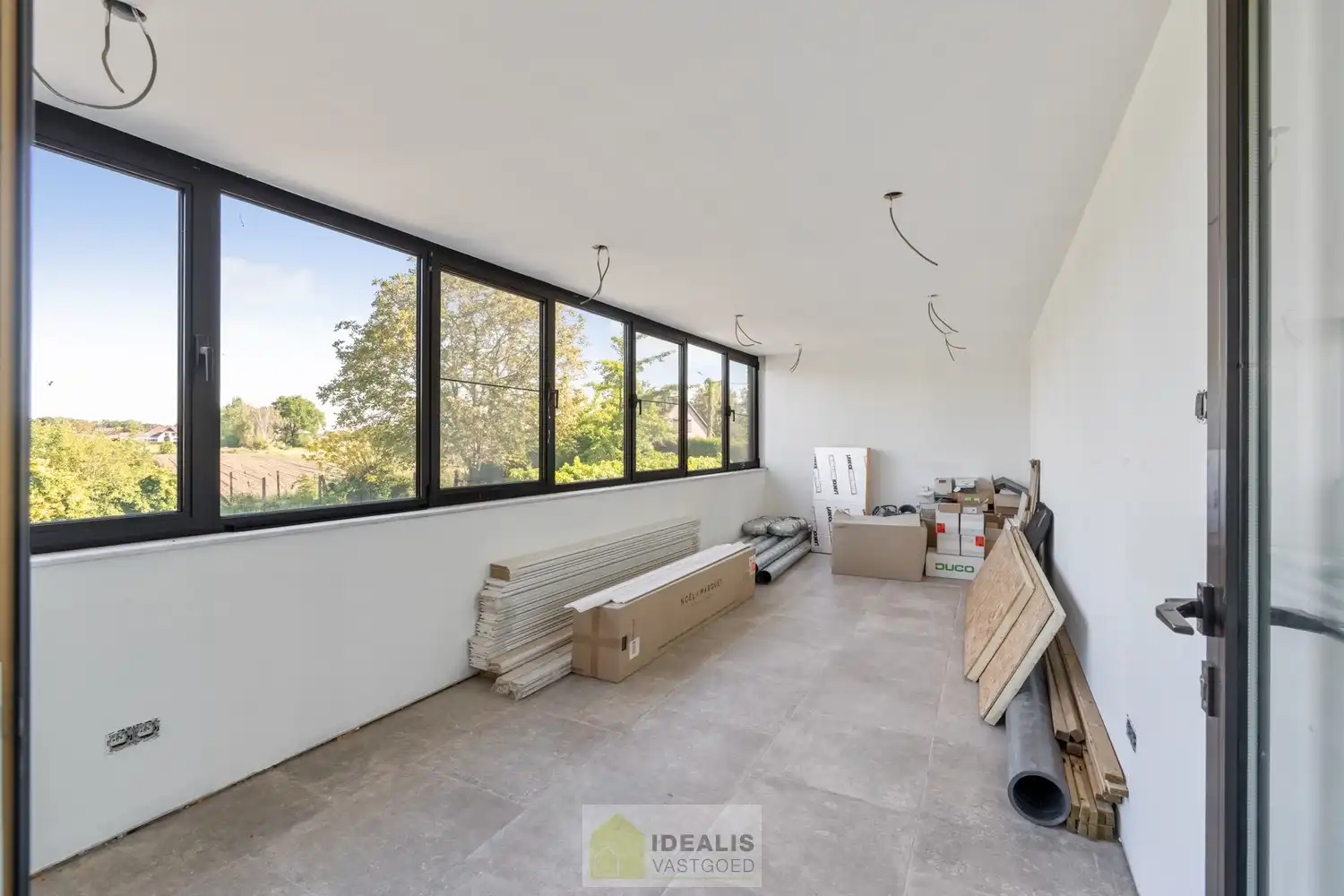 KNAPPE GROTENDEELS GERENOVEERDE EENGEZINSWONING MET EEN HEERLIJK LICHTRIJKE WOONKAMER MET OPEN KEUKEN, AANSLUITEND VERANDA MET ZICHT OP DE ZEER RUIME TUIN (+-2700M²!), 3 SLAAPKAMERS, RUIMTELIJKE BADKAMER VOORZIEN VAN BAD EN INLOOPDOUCHE EN DE WONING IS VOLLEDIG ONDERKELDERD! EEN HEERLIJK RUIME BUNGALOW DIE NOG VOLLEDIG NAAR EIGEN SMAAK AFGEWERKT KAN WORDEN! Een aangename woning met een bewoonbare oppervlakte van +- 205m² op een perceel van +- 26are98ca (2698m²) op een rustige locatie! Tevens is de woning centraal gelegen t.o.v. het centrum van Peer, Meeuwen (Oudsbergen) en Houthalen-Helchteren en kan men vlot gebruik maken van de Noord-Zuidverbinding (A24). foto 14