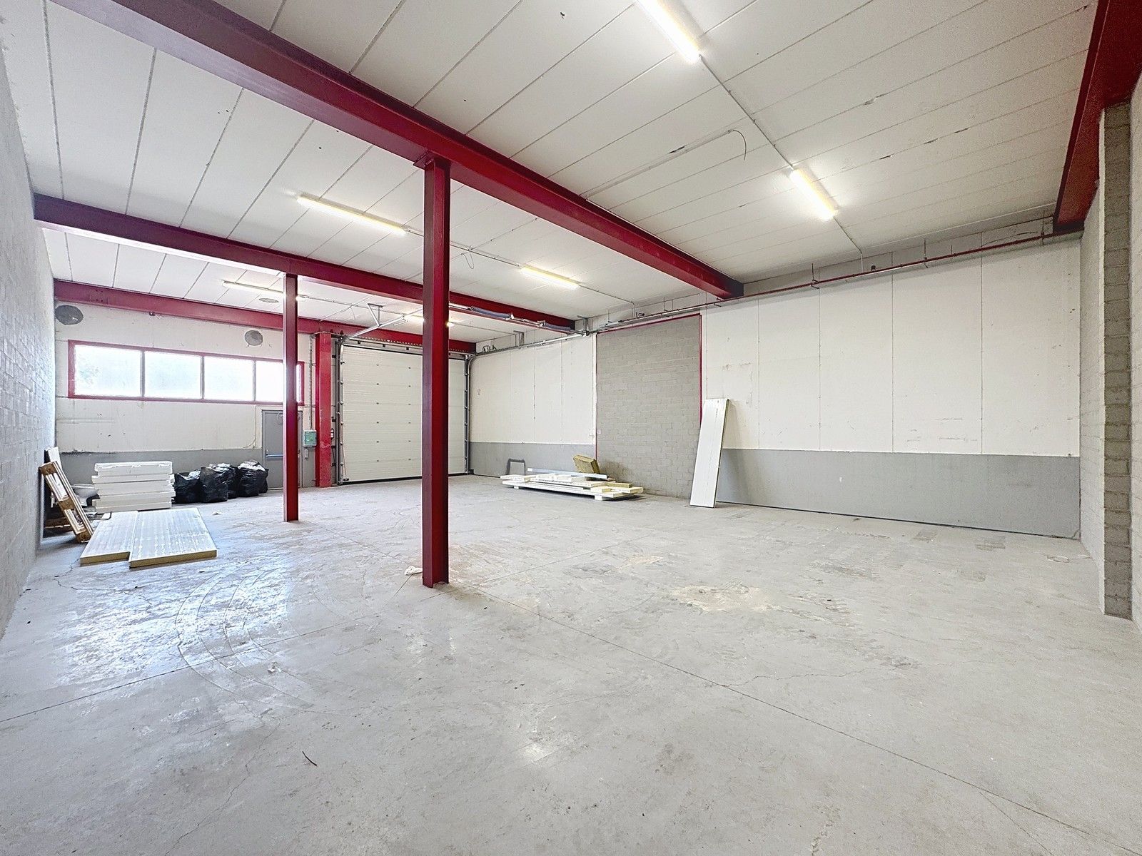 Instapklare OPSLAGRUIMTE (161m²), met hoge sectionaalpoort en 2 private parkeerplaatsen voor de deur. Op industriezone "Herdersbrug" te 8000 Brugge. foto 5