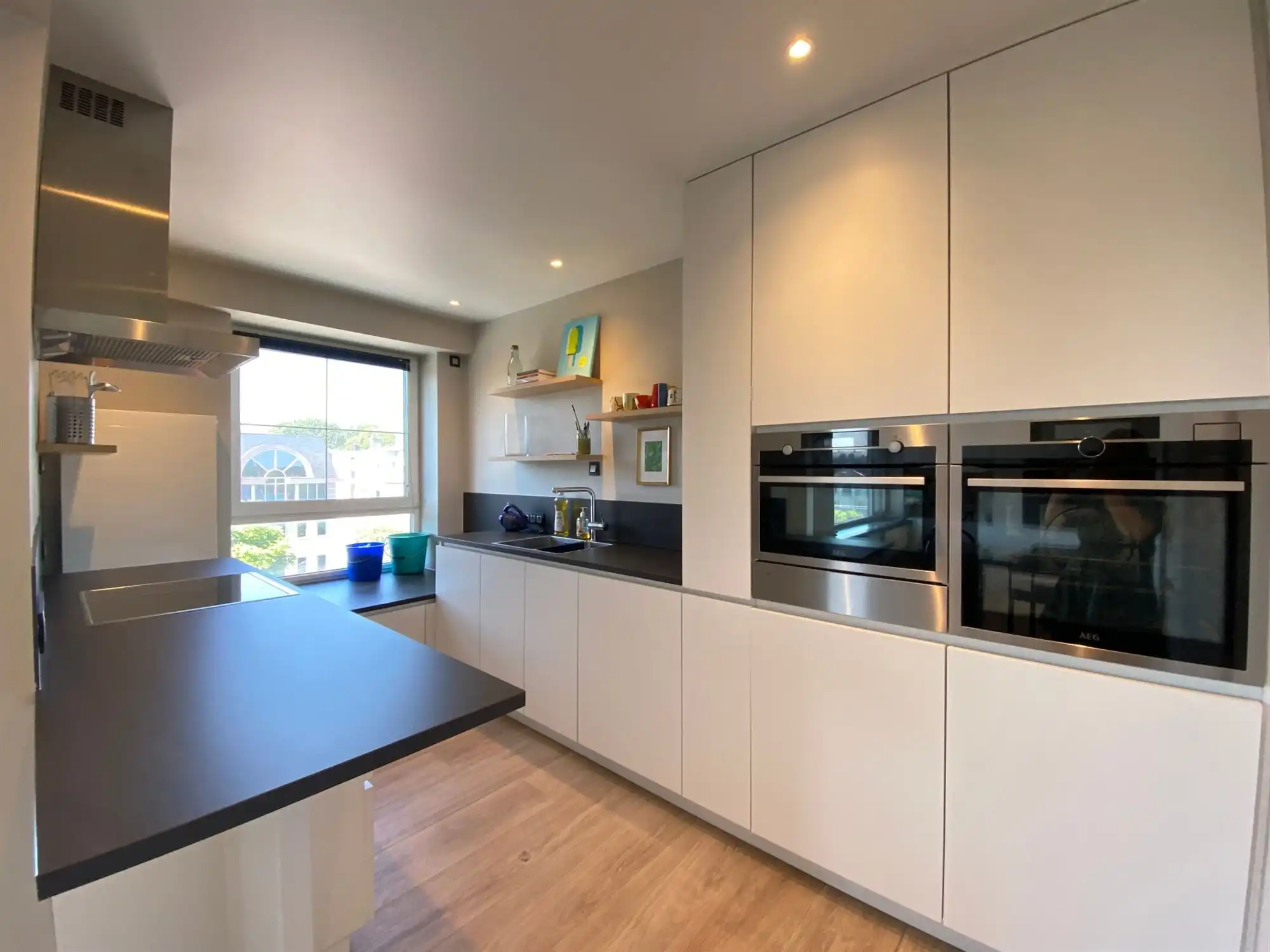 Instapklaar luxueus gerenoveerd 3 slaapkamer appartement met garage op toplocatie in Gent foto 5