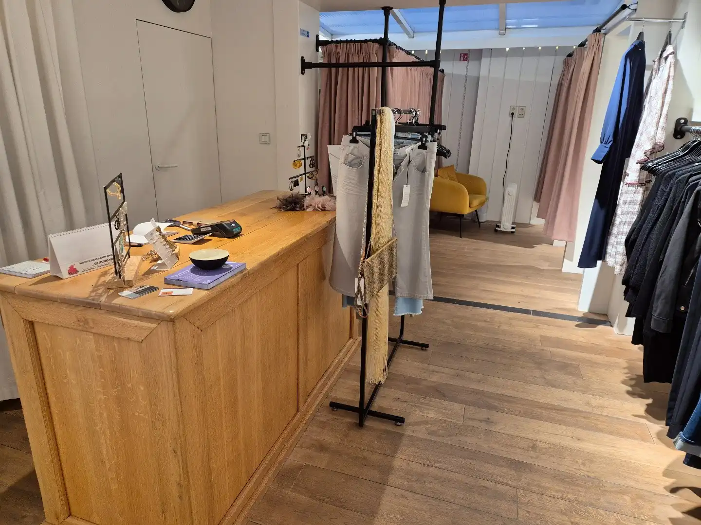 Sfeervol handelsgelijkvloers in hartje Hasselt. foto 5