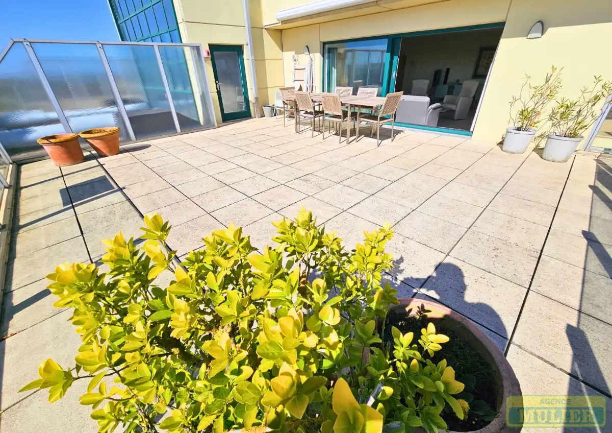 EXCLUSIEF PENTHOUSE MET ADEMBENEMENDE VERGEZICHTEN TE KOOP IN DE PANNE : foto {{pictureIndex}}
