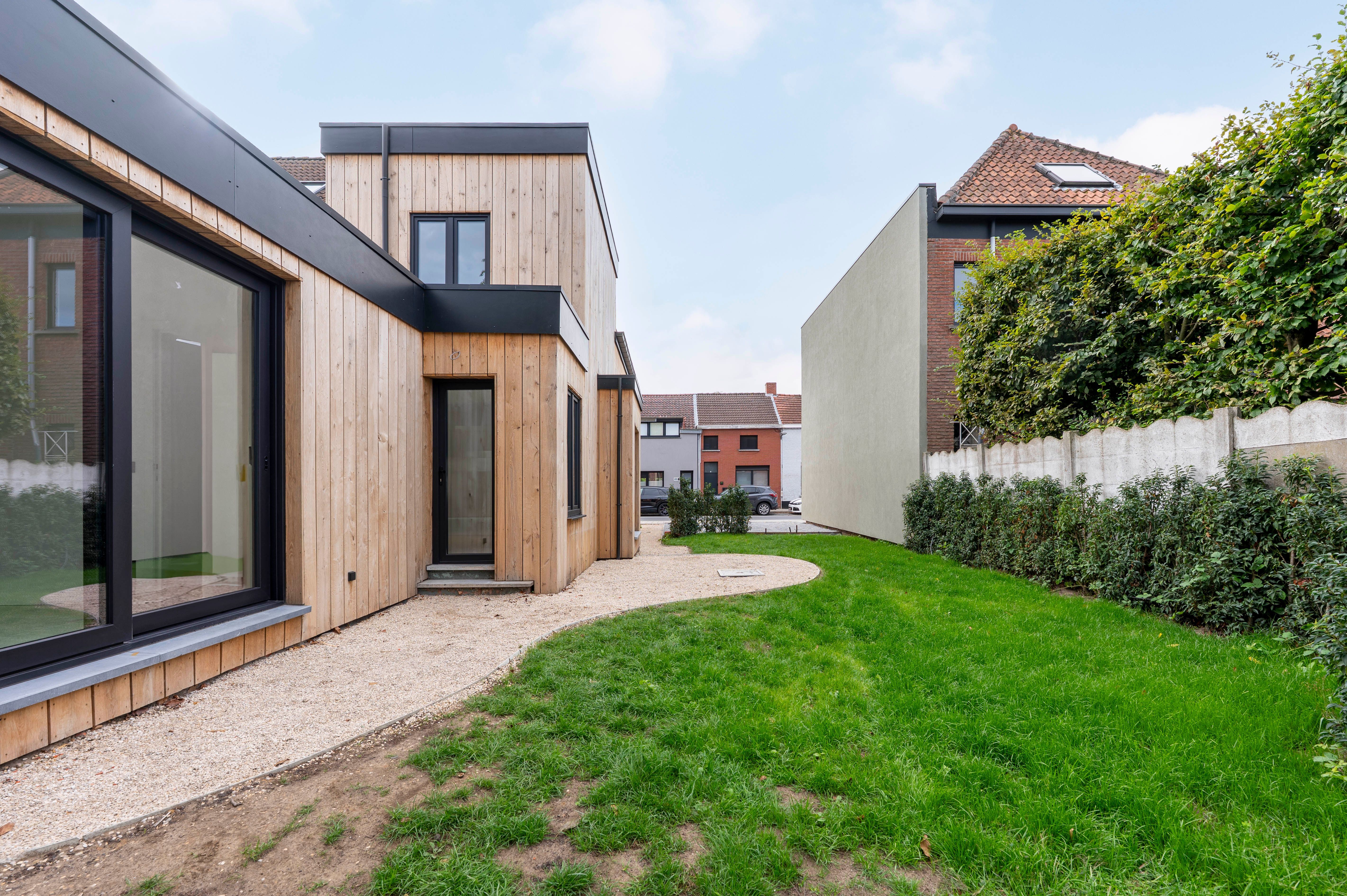 Volledig gerenoveerde gezinswoning met tuin en 3 slaapkamers in Ekeren te huur! foto 21