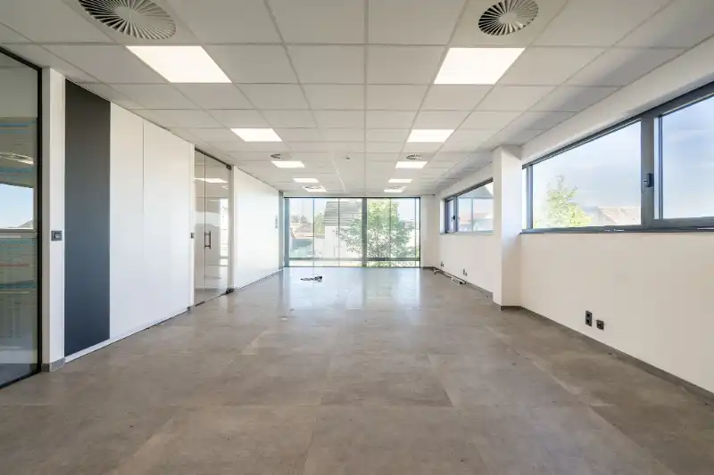 Moderne bedrijfsruimte met kantoren, showroom en loods in Bellegem (bedrijventerrein Emdeka) foto 17