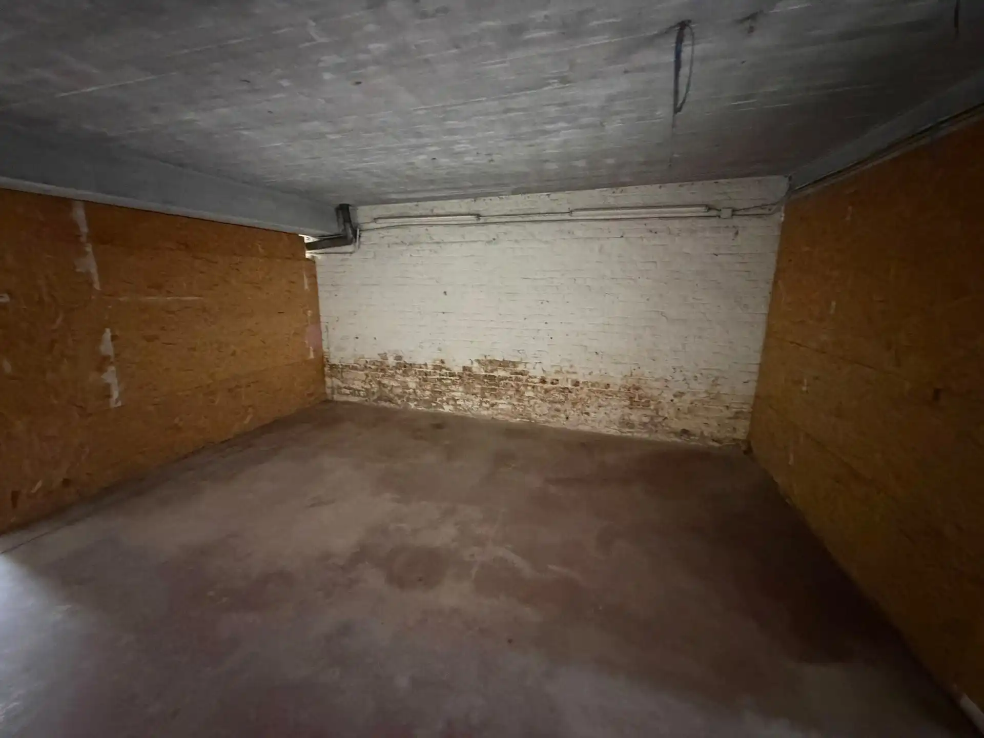 Dubbele bestemming: Parking / Opslagruimte van ±185m² foto 12