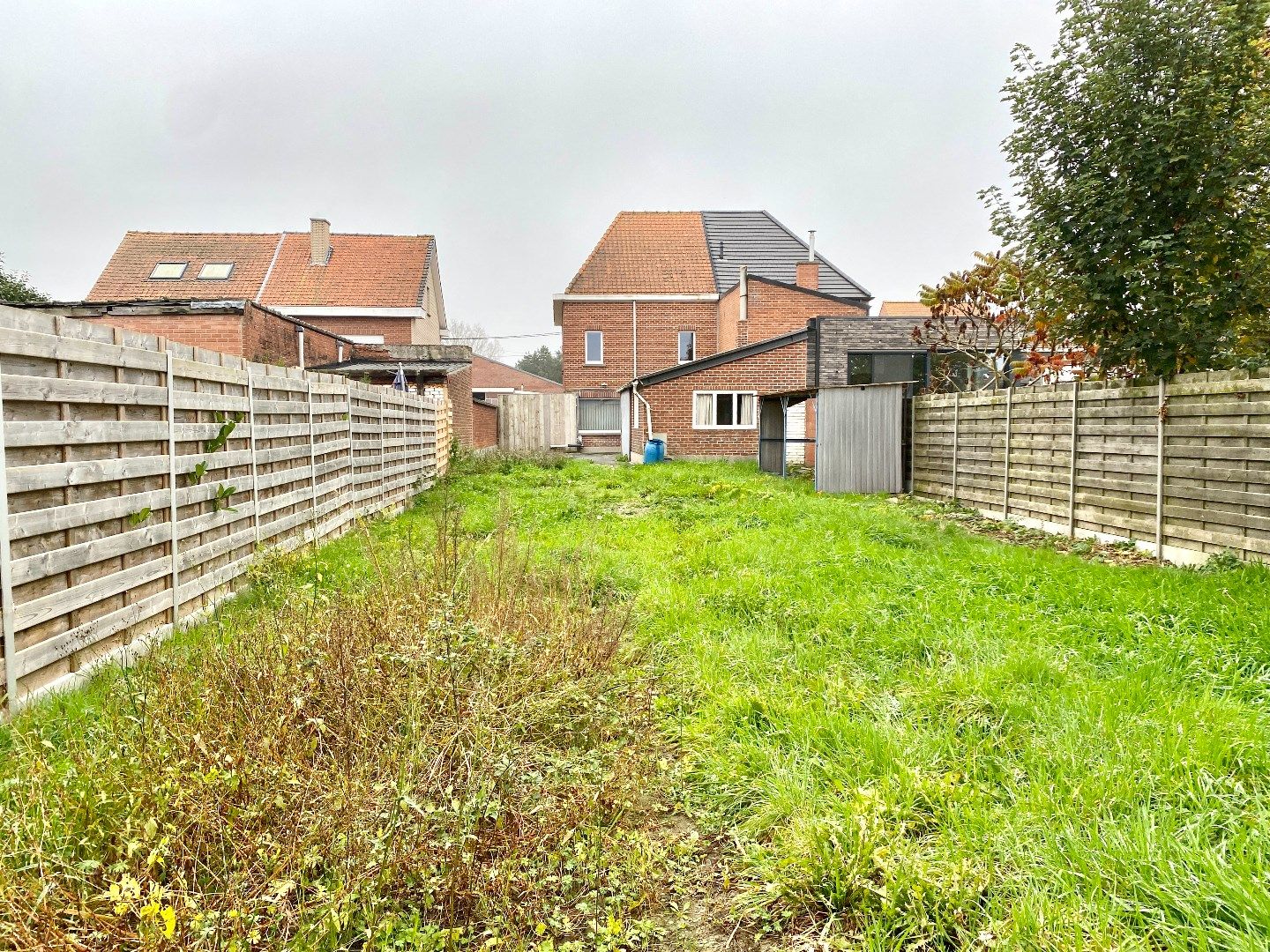 Deels gerenoveerde woning in betonstructuur met atelier/grote garage en ruime tuin. foto 2