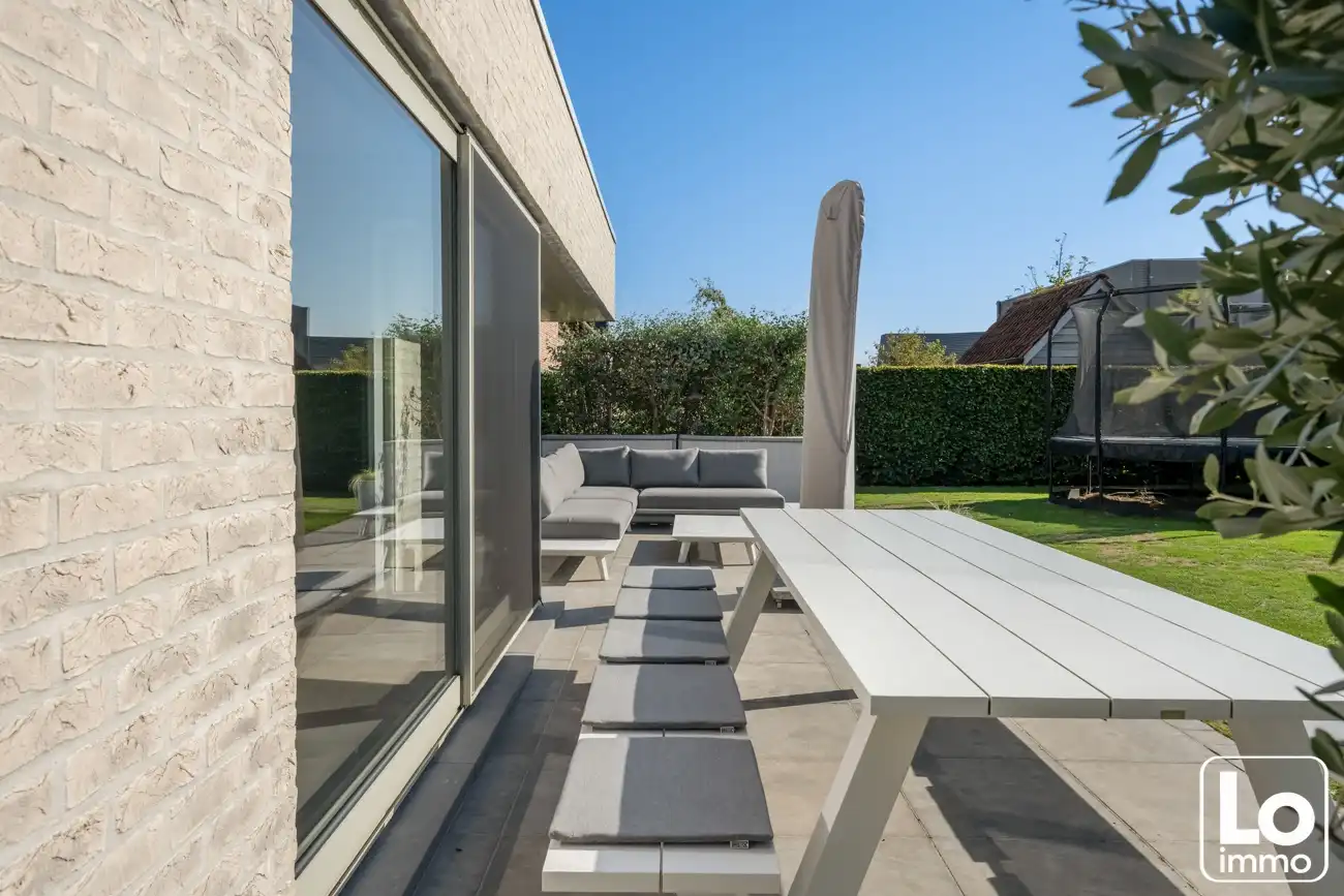 Instap klare moderne open villa met dubbele inpandige garage en een gezellige tuin op een toplocatie nabij het centrum van Lochristi! foto 8