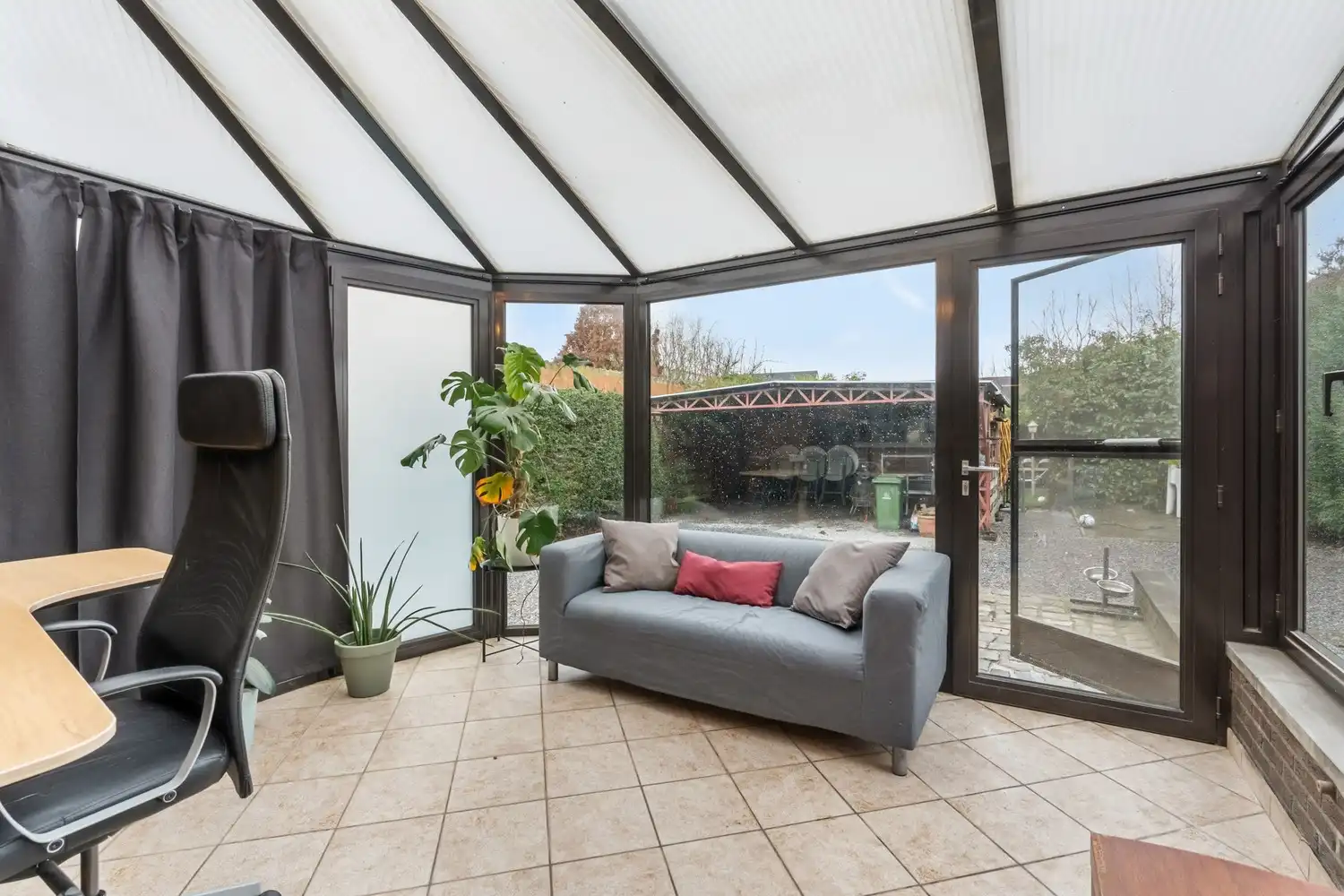 Halfopen gezinswoning met 3 slaapkamers, kelder en aangename tuin in Nieuwerkerken foto 10