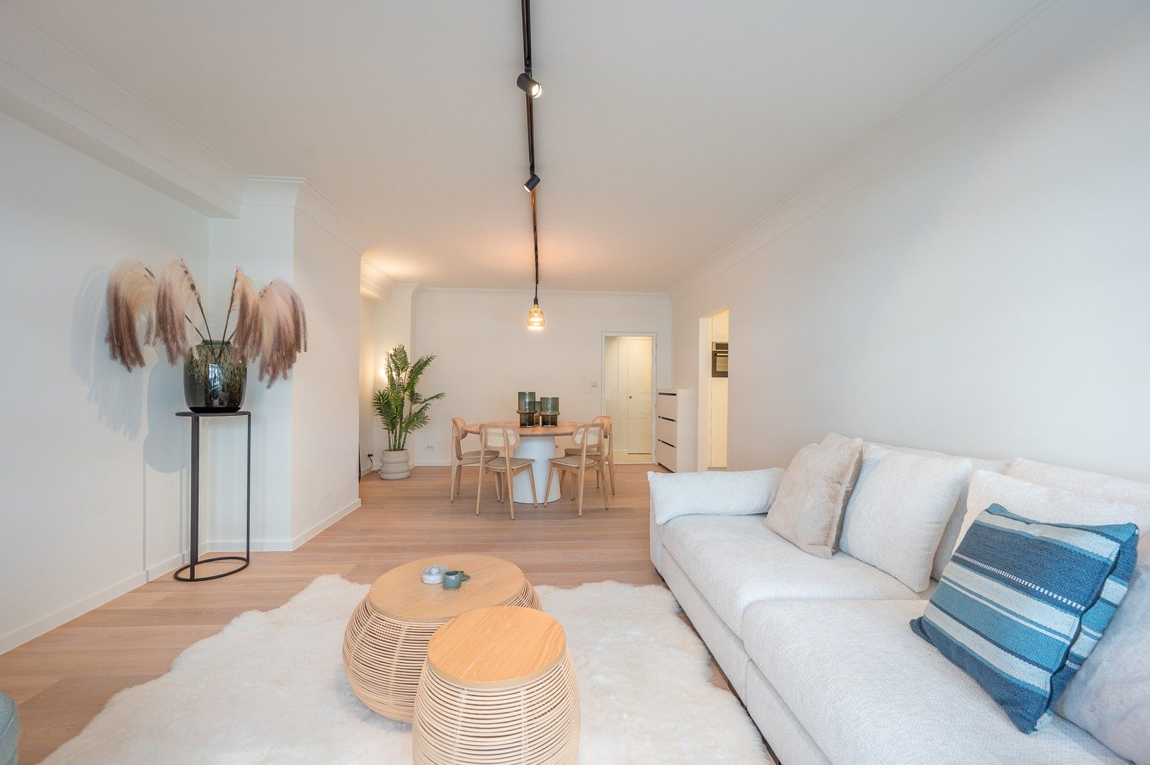 Schitterend gerenoveerd appartement heel goed gelegen op de Kustlaan te Knokke. foto 3