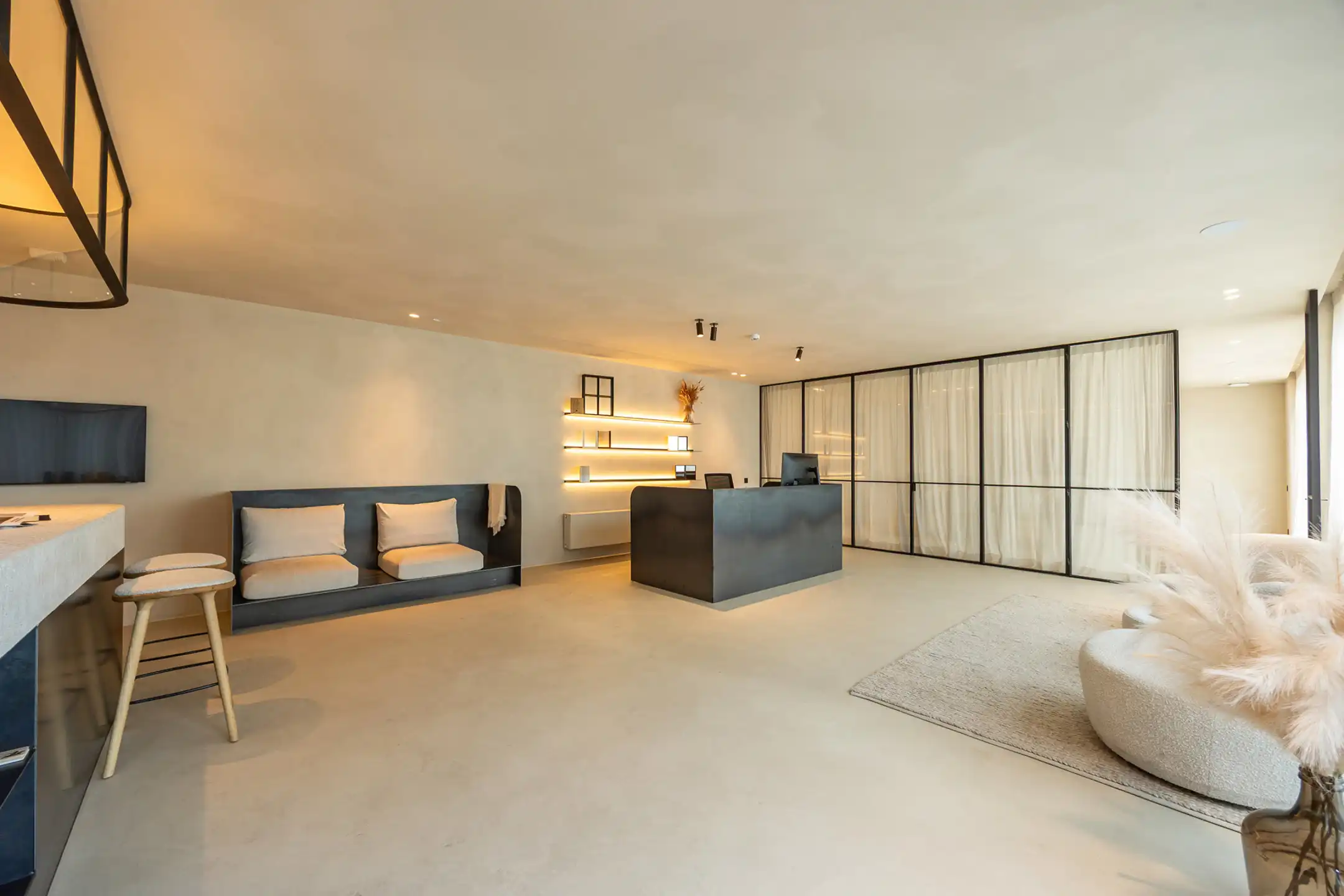 Magazijn met showroom, kantoren en prachtige woning te koop foto 5