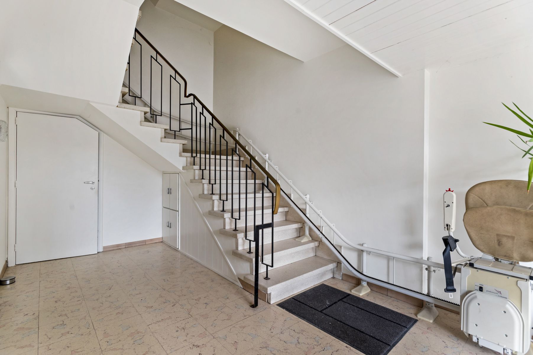 Unieke kans: appartement met tuin, garagebox en berging foto 2