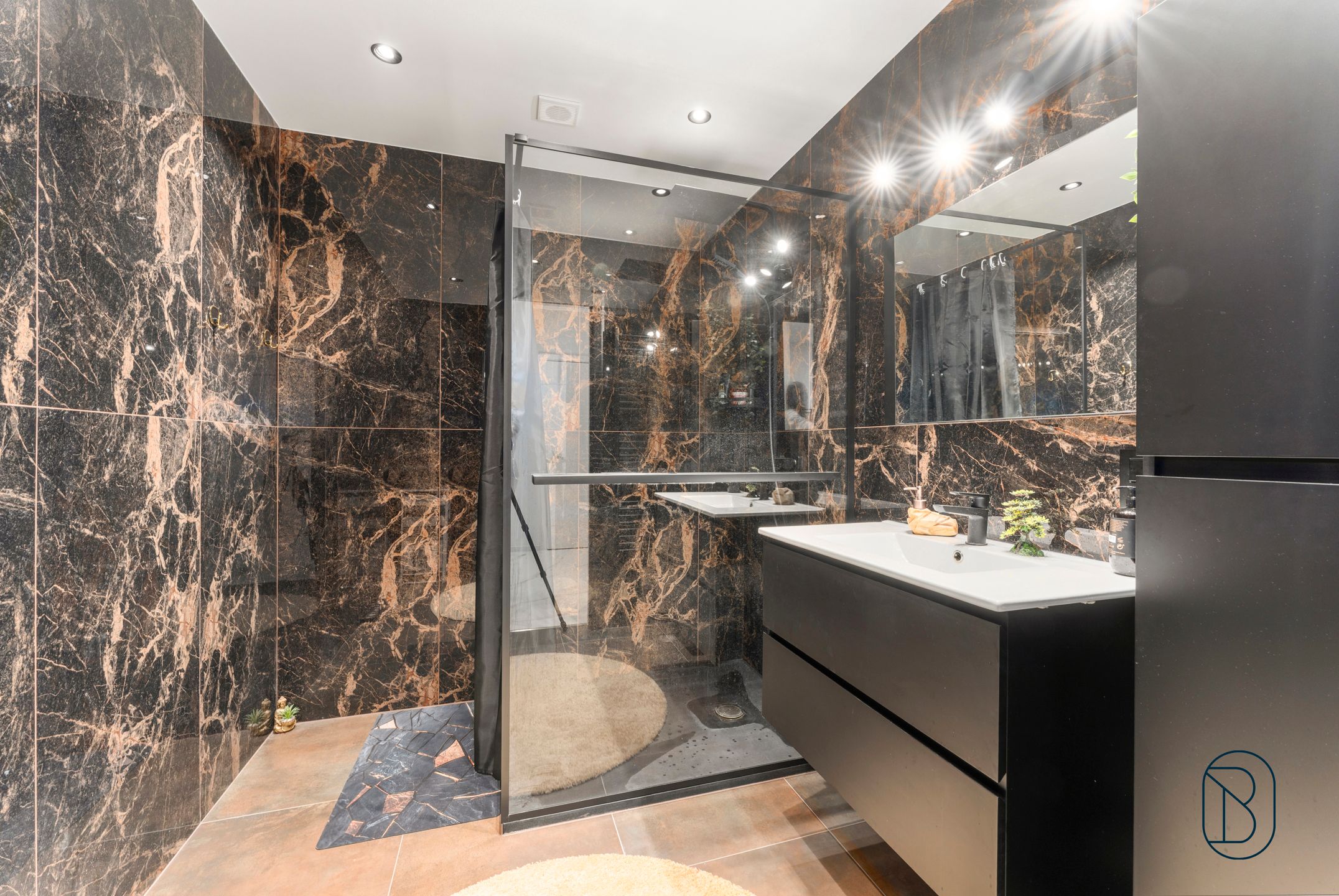 Modern gerenoveerd appartement met garage foto 9