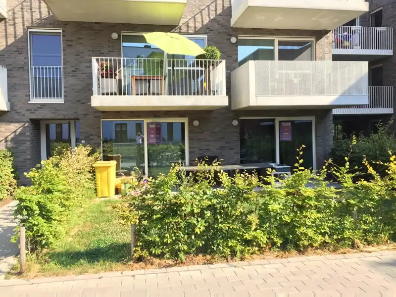3-slpk appartement met terras, voor-en achtertuin, 2 autostapl. en 2 kelderbergingen. foto 2