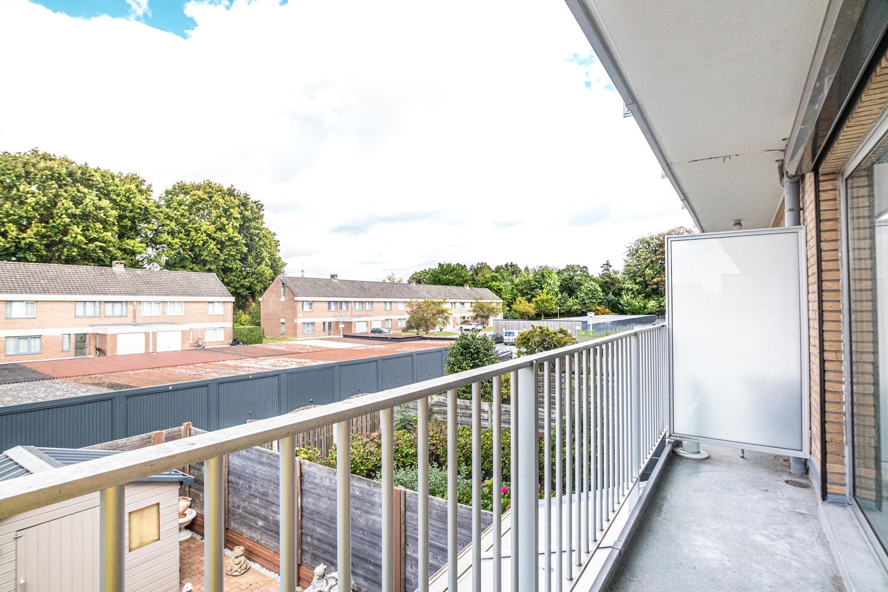 Ruim 2-slaapkamer appartement met garage en potentieel foto 15