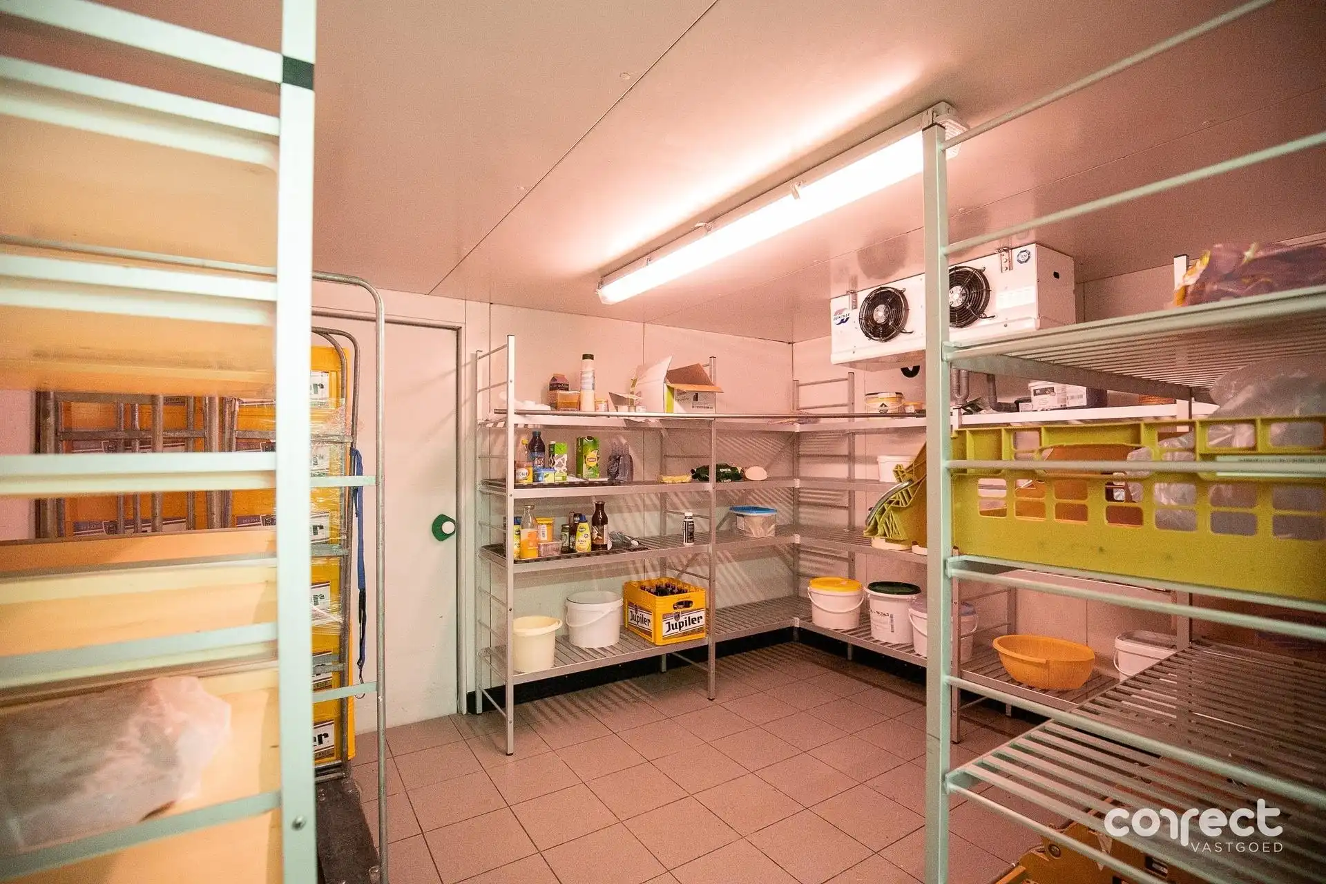 Handelspand met woonst op commerciële toplocatie. foto 4
