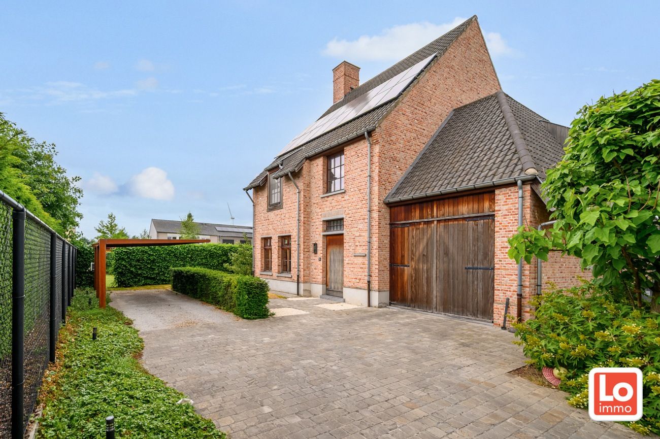 Ruime, charmante en degelijke alleenstaande villa met inpandige garage op een rustige en makkelijk bereikbare locatie tussen Lochristi en Gent. foto {{pictureIndex}}