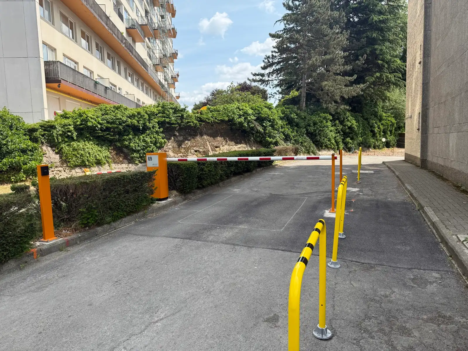 Gesloten garagebox met slagboombeveiliging foto 5