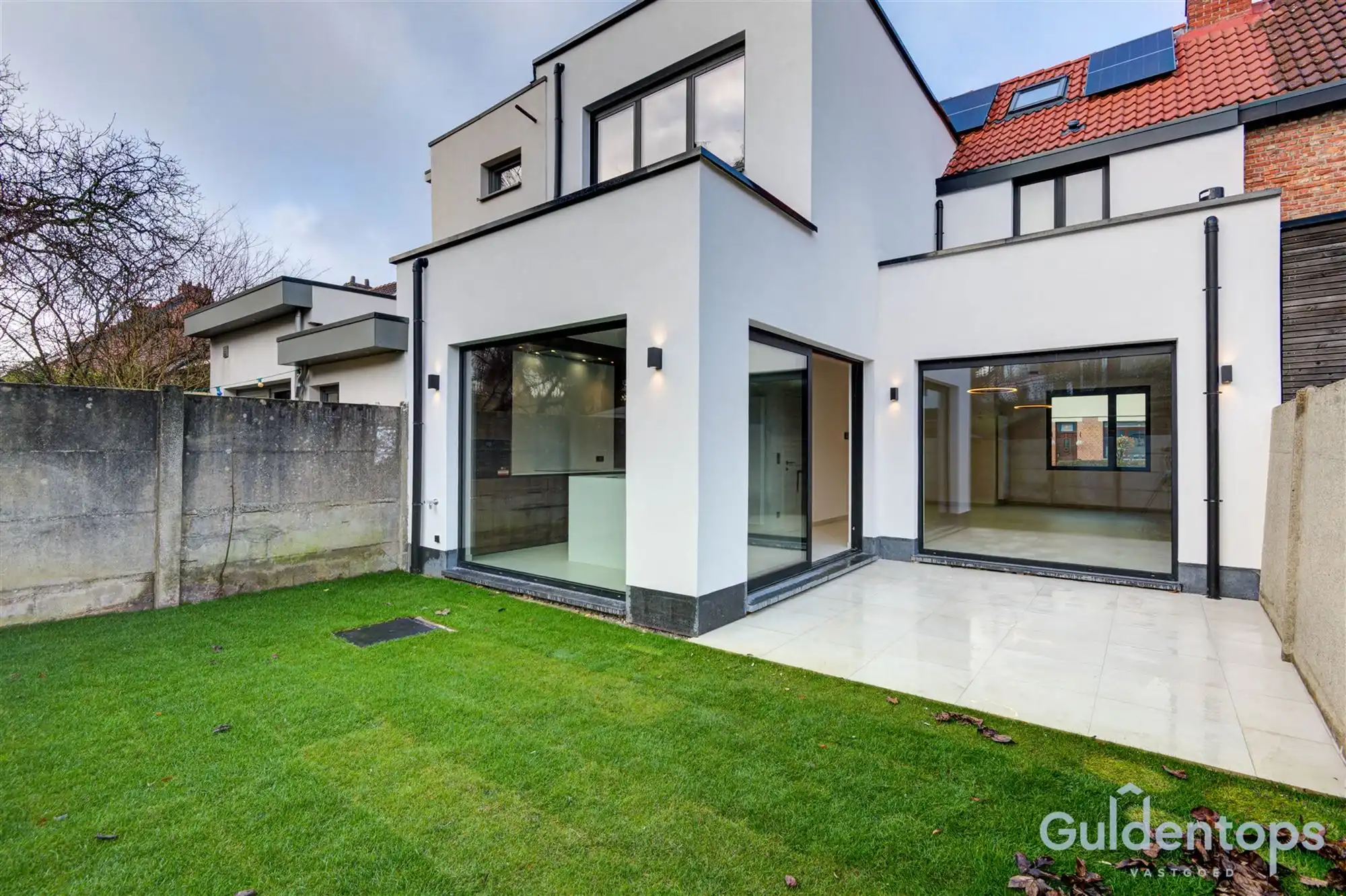 knappe, vernieuwde gezinswoning met tuin in hartje Berchem foto 14