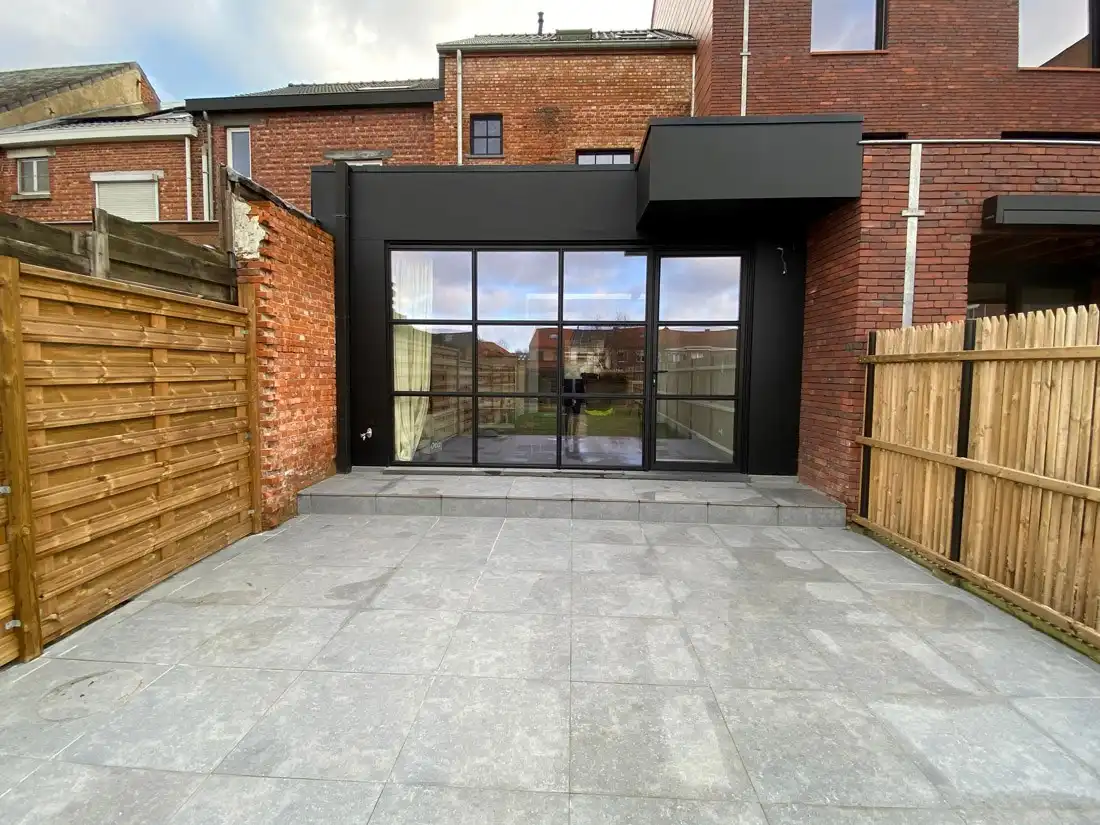 Moderne rijwoning in Hasselt met tuin, terras en 3 slaapkamers foto {{pictureIndex}}