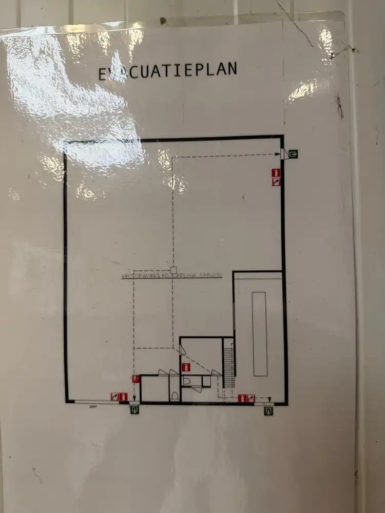 512m² bedrijfsgebouw met kantoren foto 8