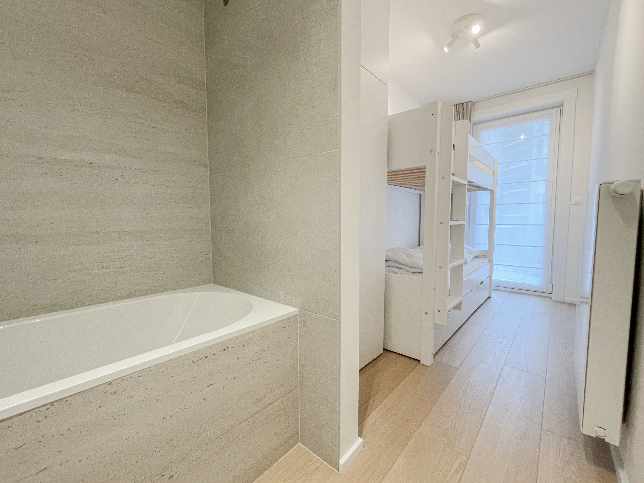 Tijdloos volledig gerenoveerd appartement gelegen nabij het Driehoeksplein en de Zeedijk. foto 18