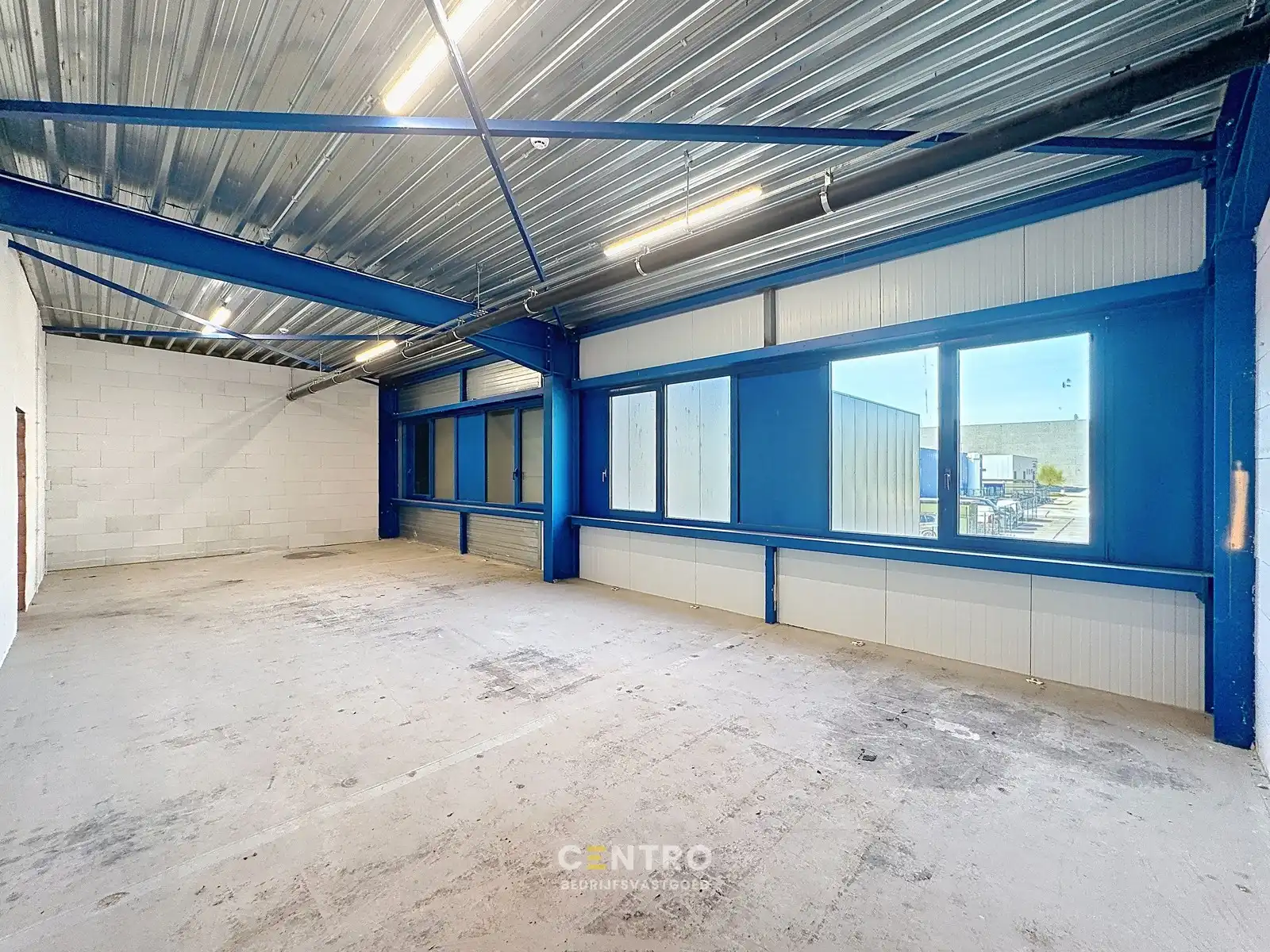 NB KMO-UNIT (227.20m²) met mezzanine (82.17m²) te koop met 2 private parkeerplaatsen voor de deur, elektrische sectionaalpoort en sanitair blok op industriezone "Herdersbrug" te 8000 Brugge foto 9