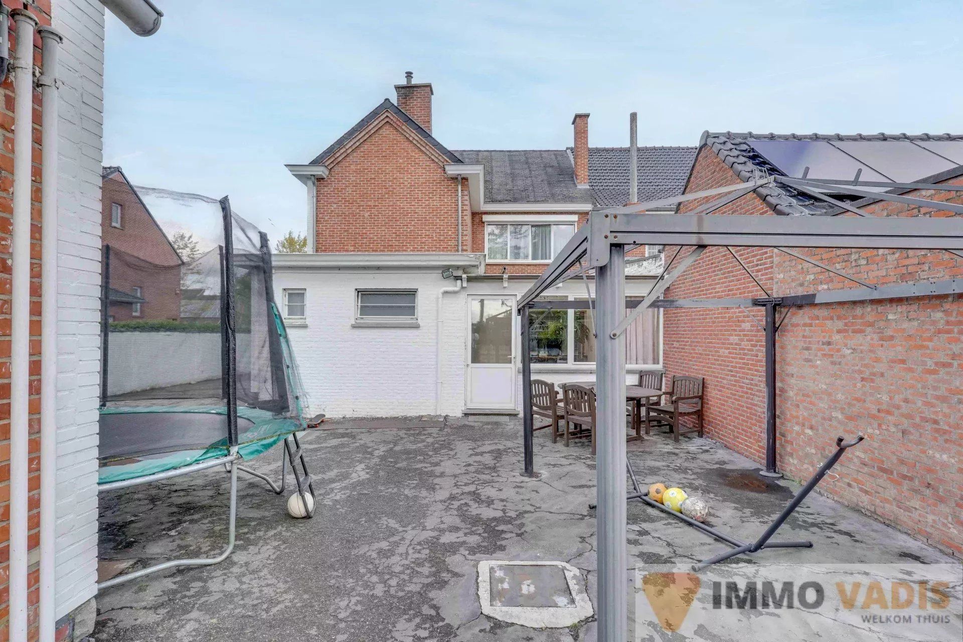 Ruime halfopen bebouwing op rustige locatie foto 25