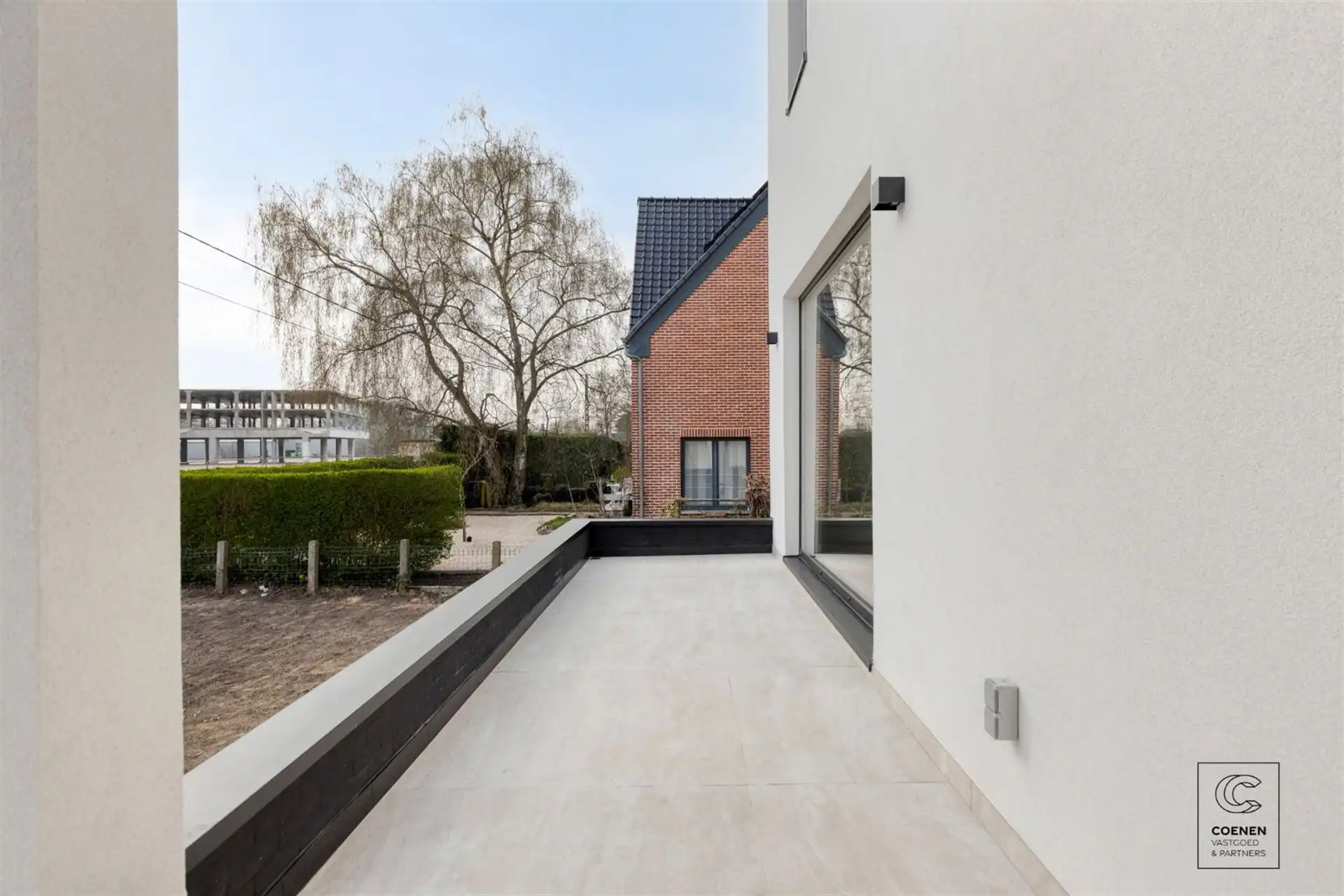 Prachtig gerenoveerde woning met 4 slpk's en riante tuin! foto 2