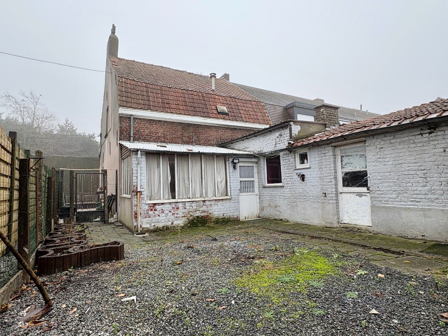 Renovatieproject op 767 m², met garage en uitweg. foto 3