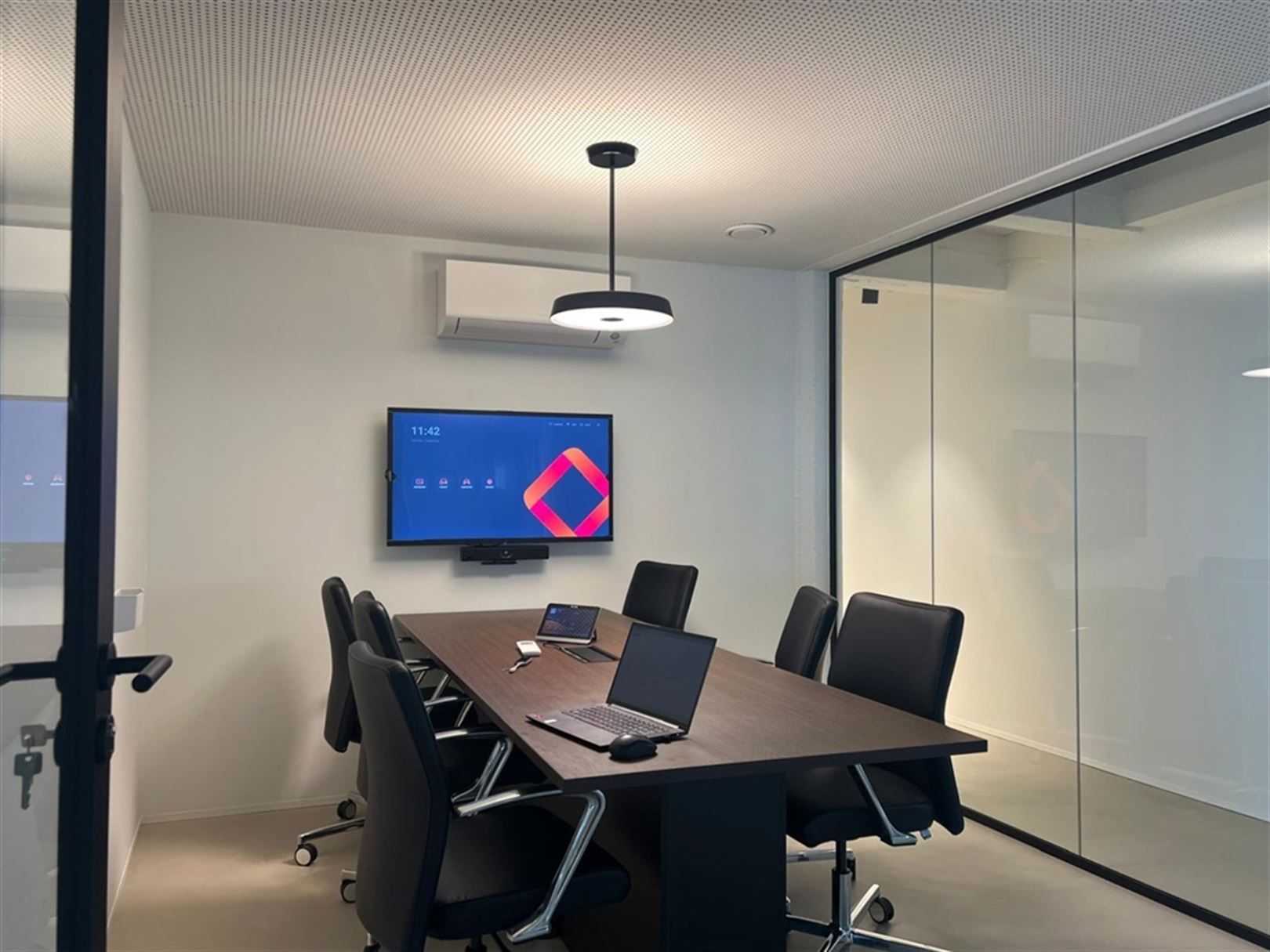 High-end kantoorruimte onder all-in formule aan Berchem Station foto 3