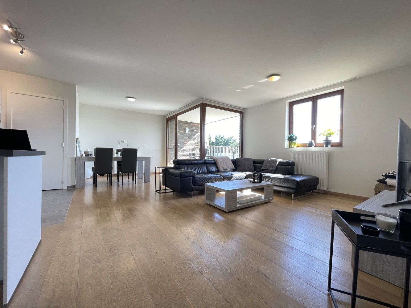Net appartement met 2 slaapkamers, terras en autostaanplaats foto {{pictureIndex}}