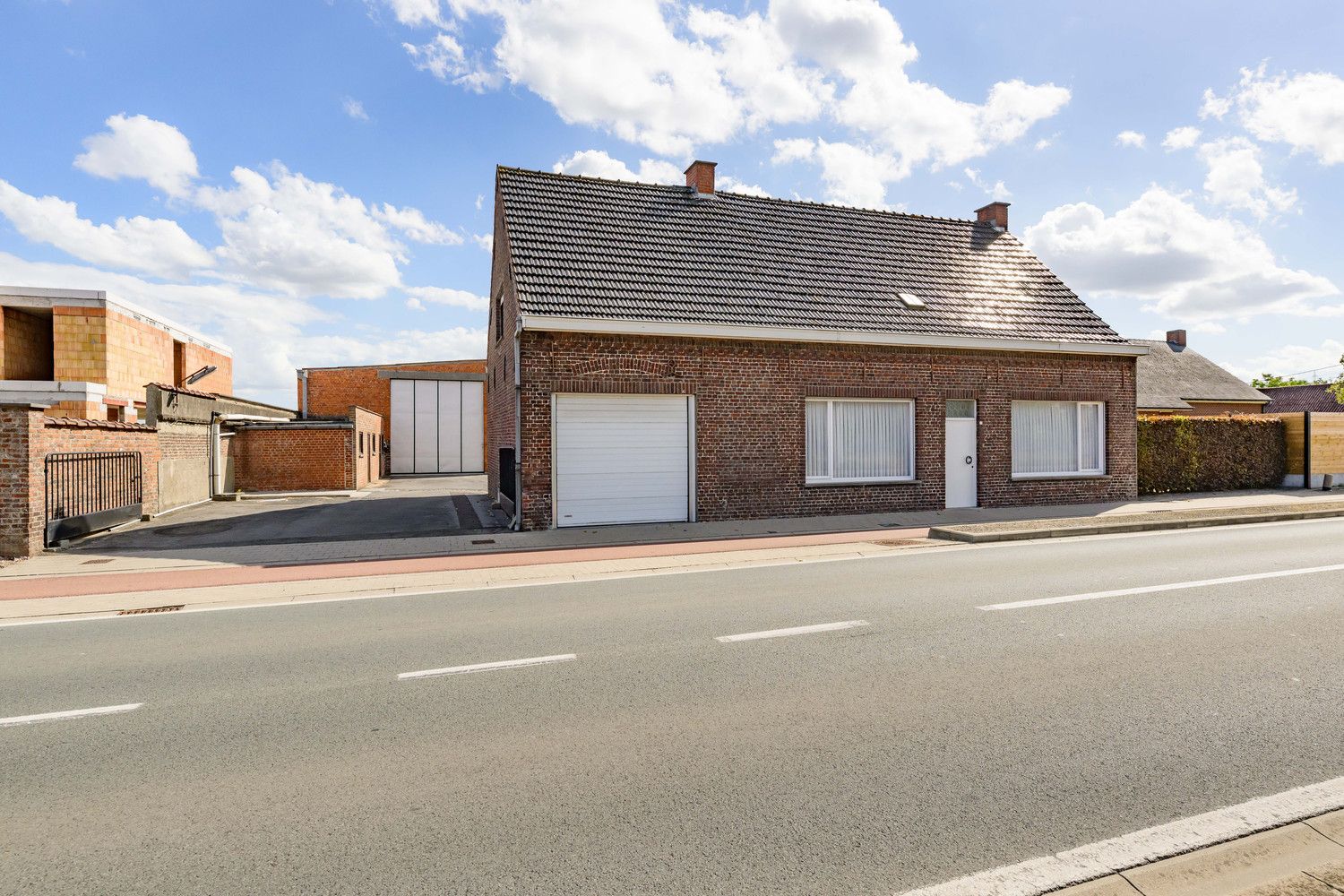 Totaal te renoveren woning te Ardooie. foto 3