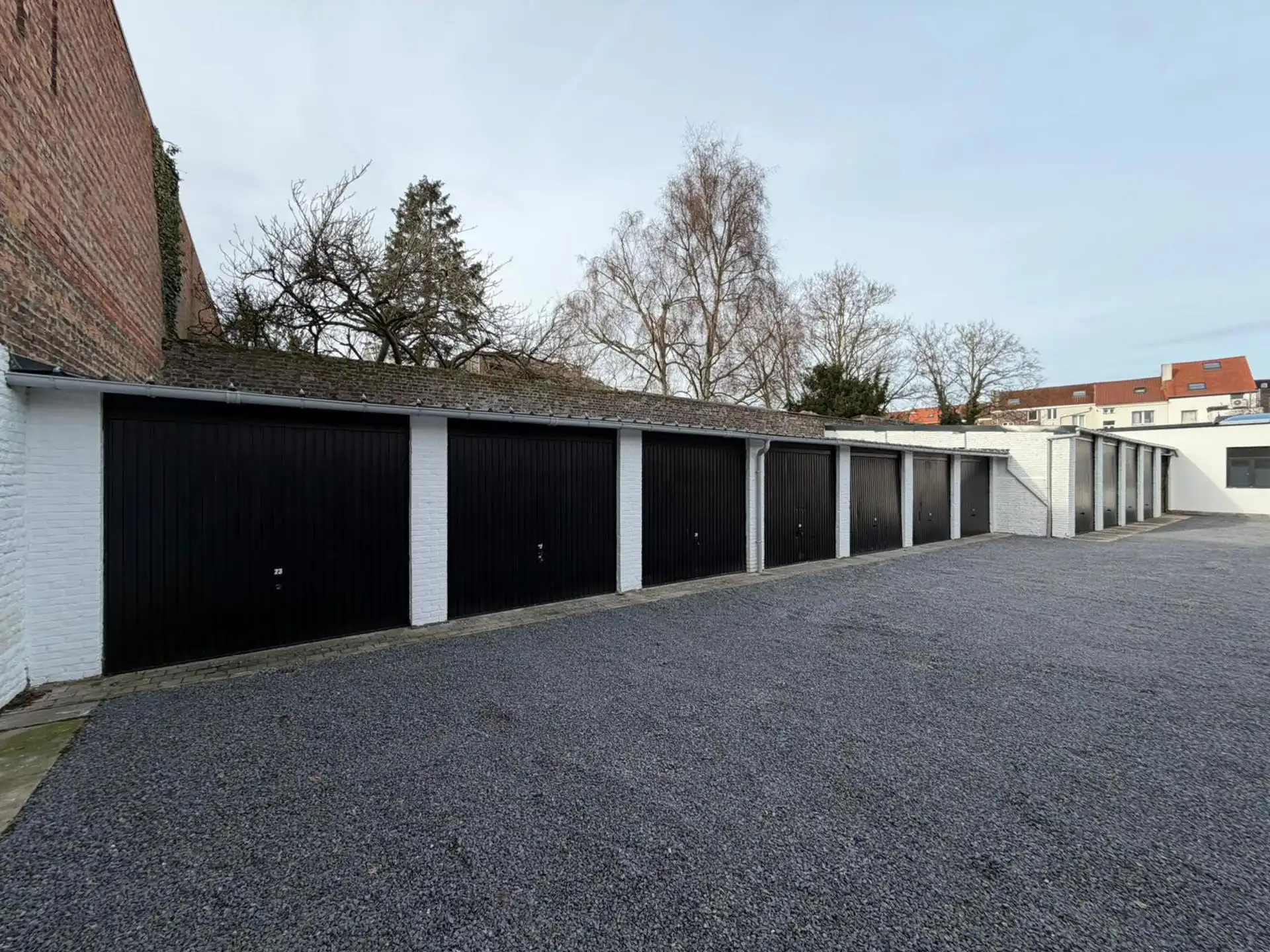 Garageboxen te huur op uitstekende locatie foto {{pictureIndex}}