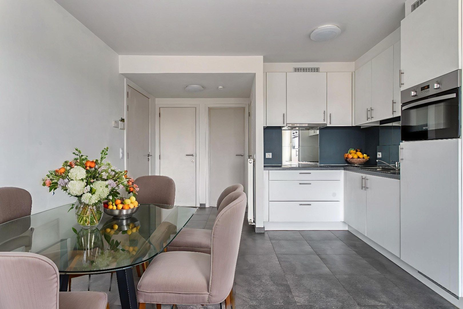 Recent instapklaar appartement met zonneterras en staanplaats in Roeselare foto 7